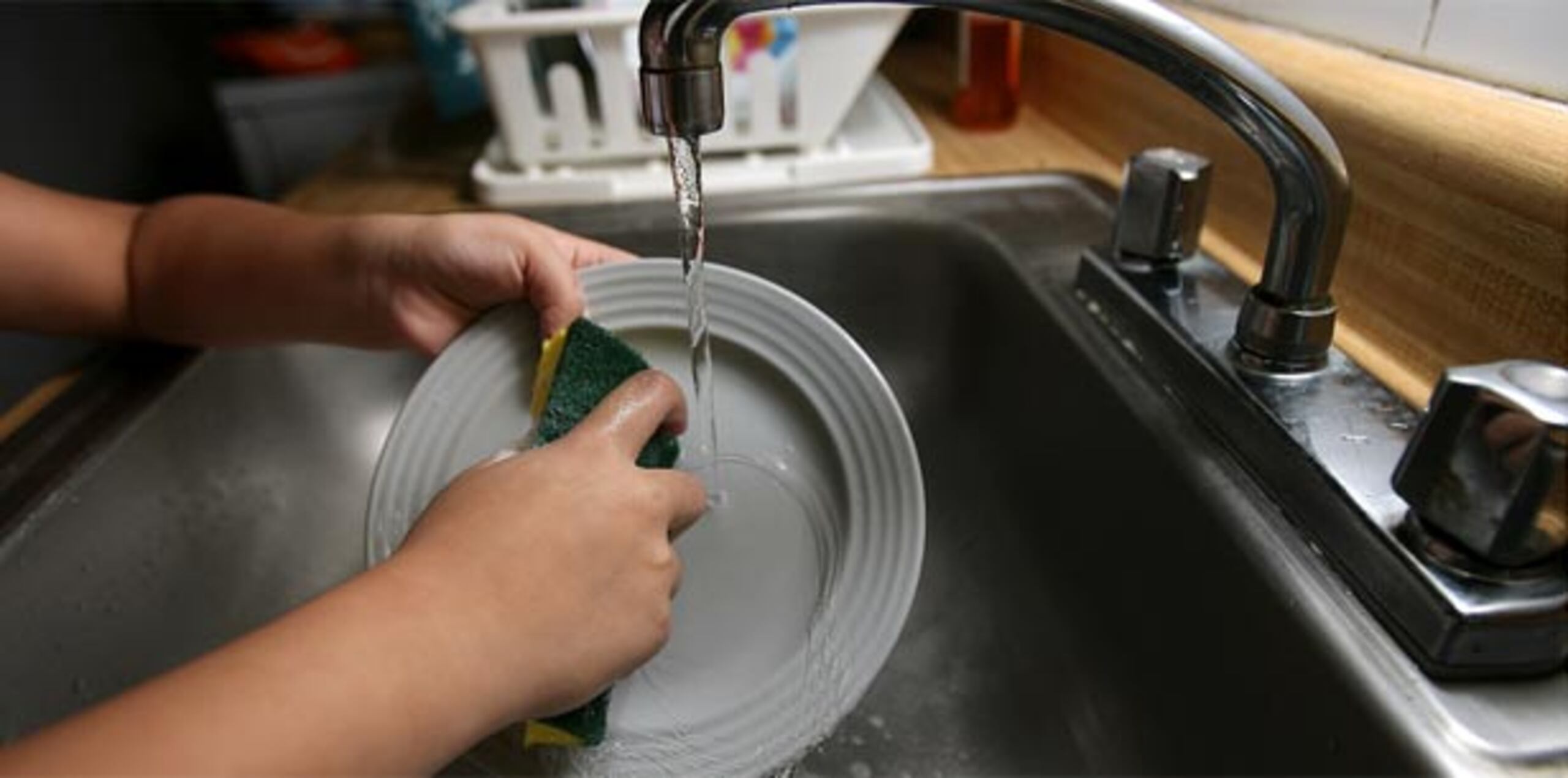 Fregar con plena conciencia puede reducir el nerviosismo en un 27 por ciento. (Archivo)