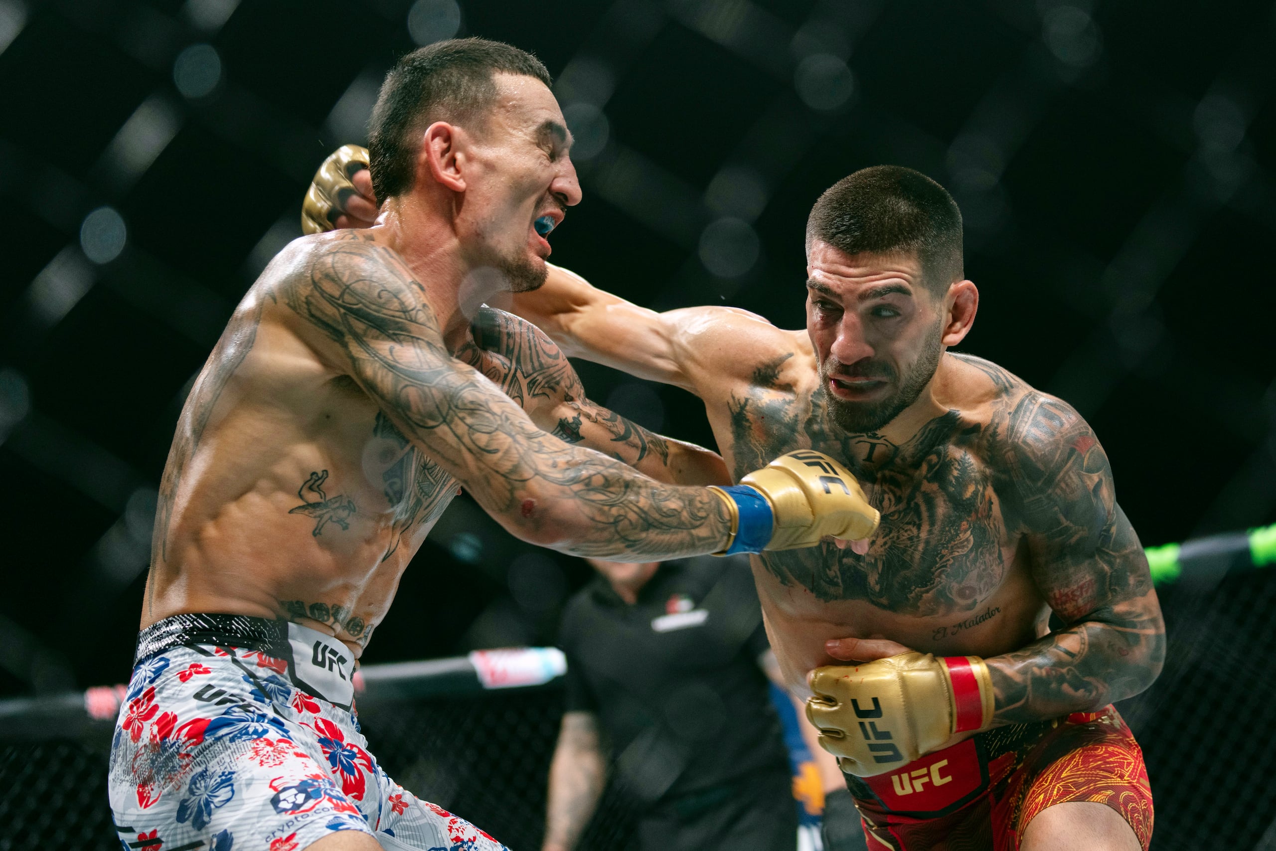 Ilia Topuria, a la derecha, golpea el rostro de Max Holloway en UFC 308.