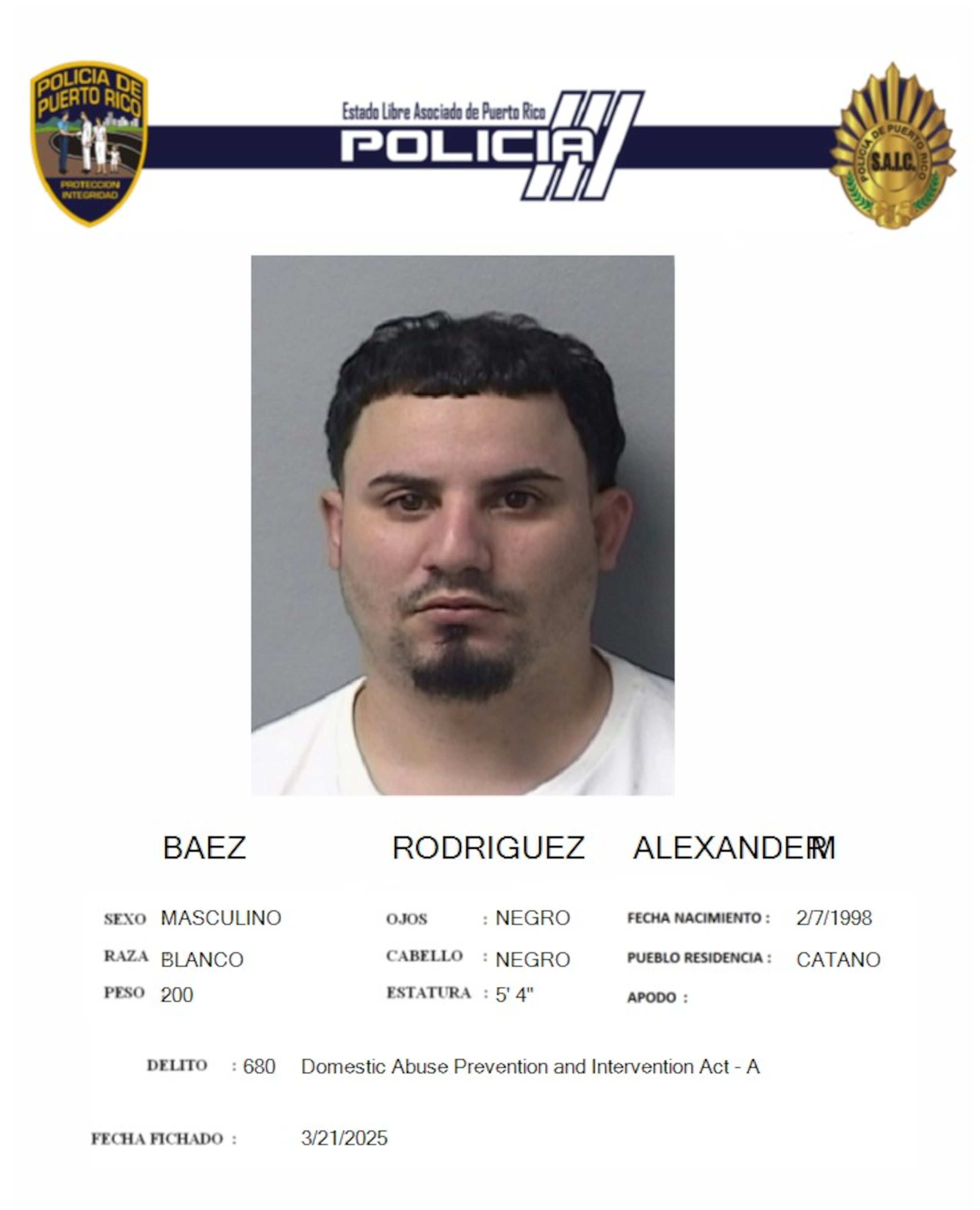 Contra Báez Rodríguez existía una orden de arresto expedida en ausencia, con una fianza ascendente a $150 mil, por los delitos antes mencionados.