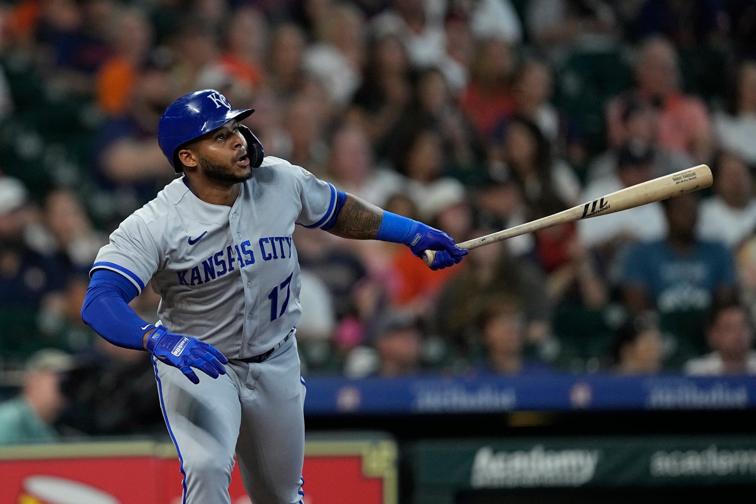 Nelson Velázquez comenzó la temporada caliente con el madero.