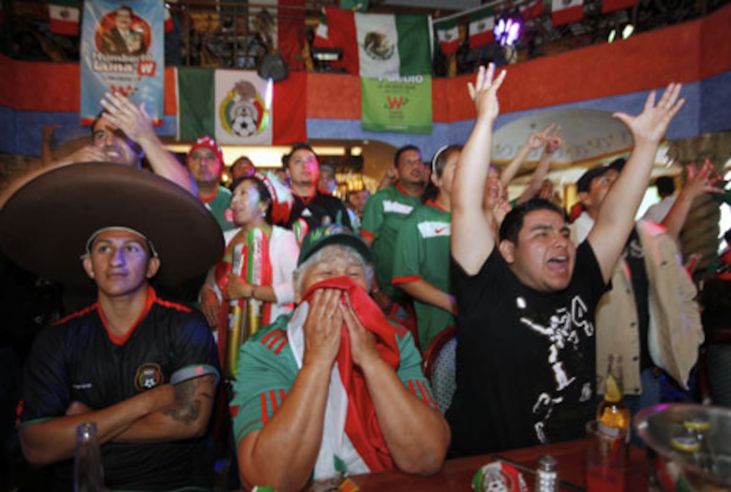 Fanáticos reunidos en Plaza México, en Lynwood, California, reaccionan al partido televisado del Mundial de fútbol en que Uruguay derrotó a México 1-0 en Sudáfrica. Foto Damian Dovarganes / Prensa Asociada