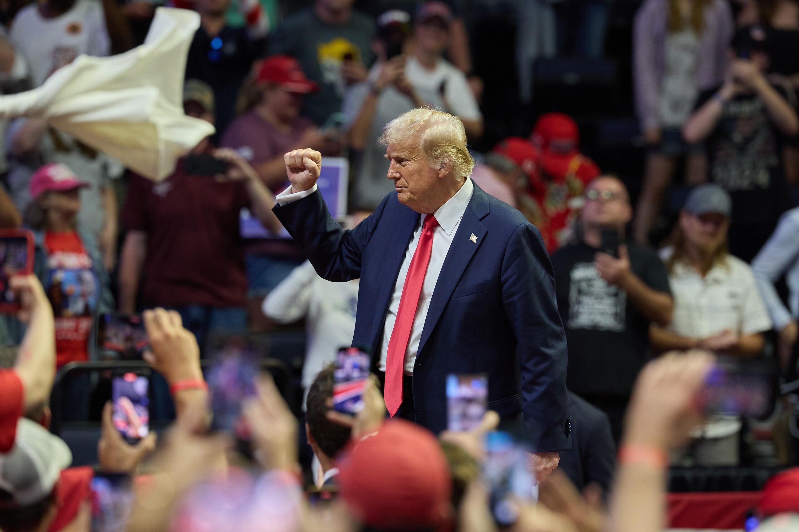 Trump aseguro que la política migratoria de la actual administración, ha permitido la entrada de millones de migrantes, muchos de los cuales provienen “de prisiones, instituciones psiquiátricas y un número récord de terroristas”.