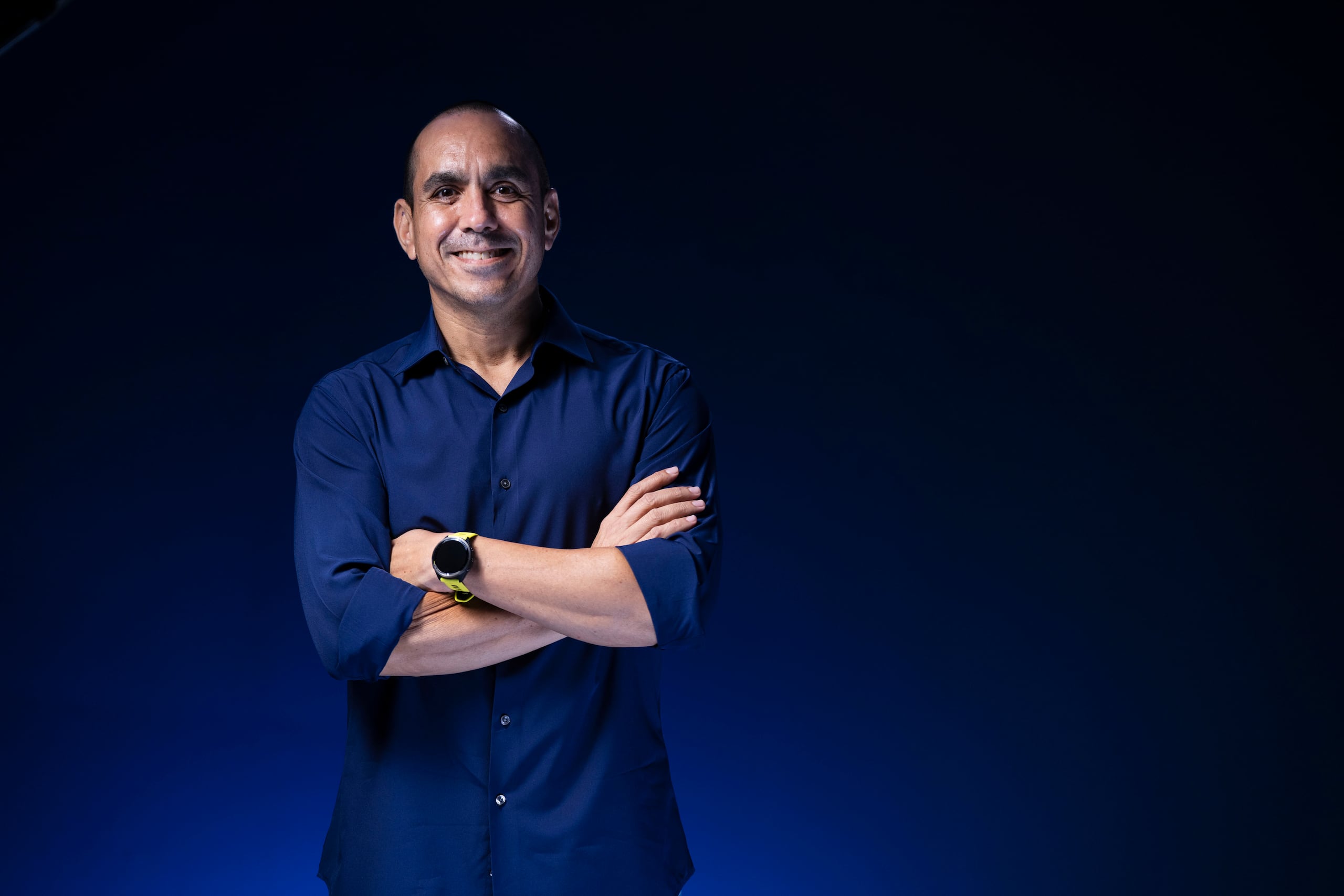 Alex Delgado inició formalmente su carrera en el mundo de las comunicaciones en agosto de 1999 en Wapa Radio, justo después de haber egresado de la Universidad de Puerto Rico, Recinto de Río Piedras.