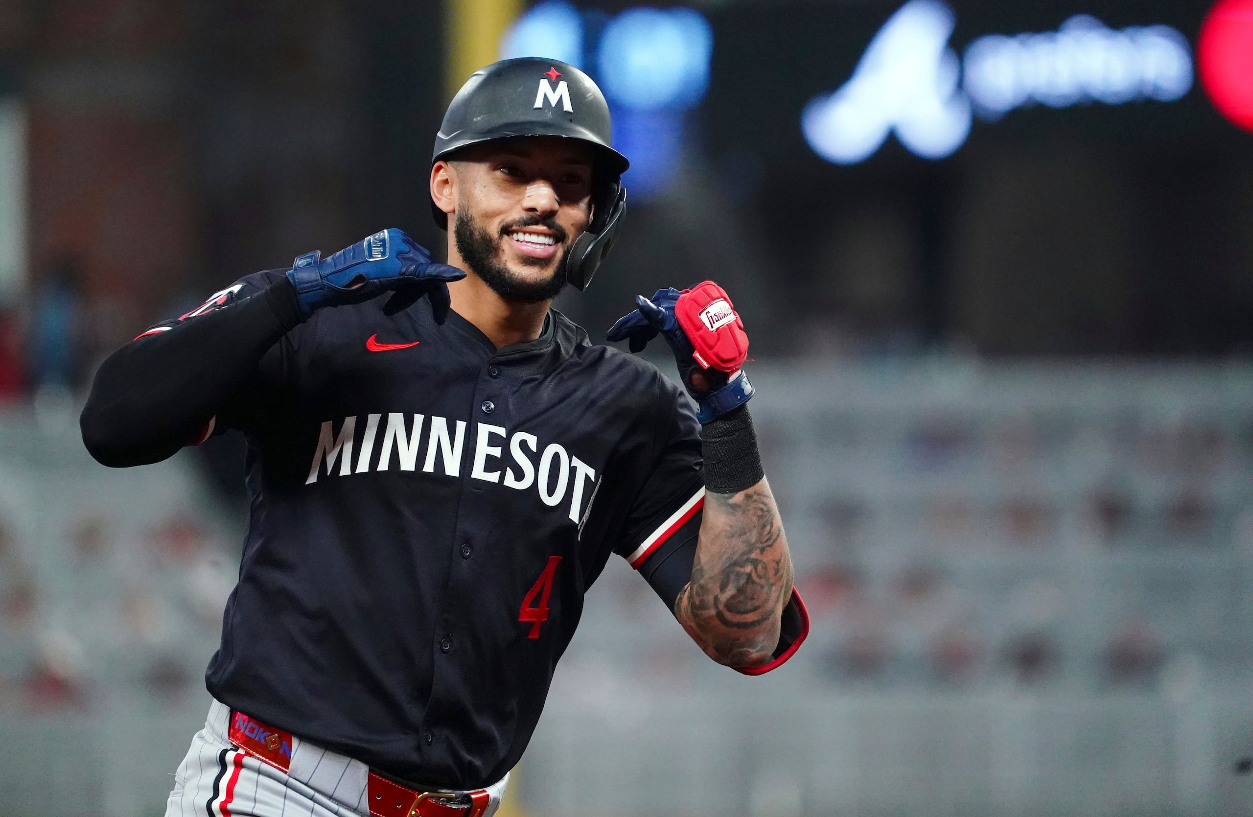 Carlos Correa celebra luego de pegar su primer jonrón de la temporada 2025 de MLB.