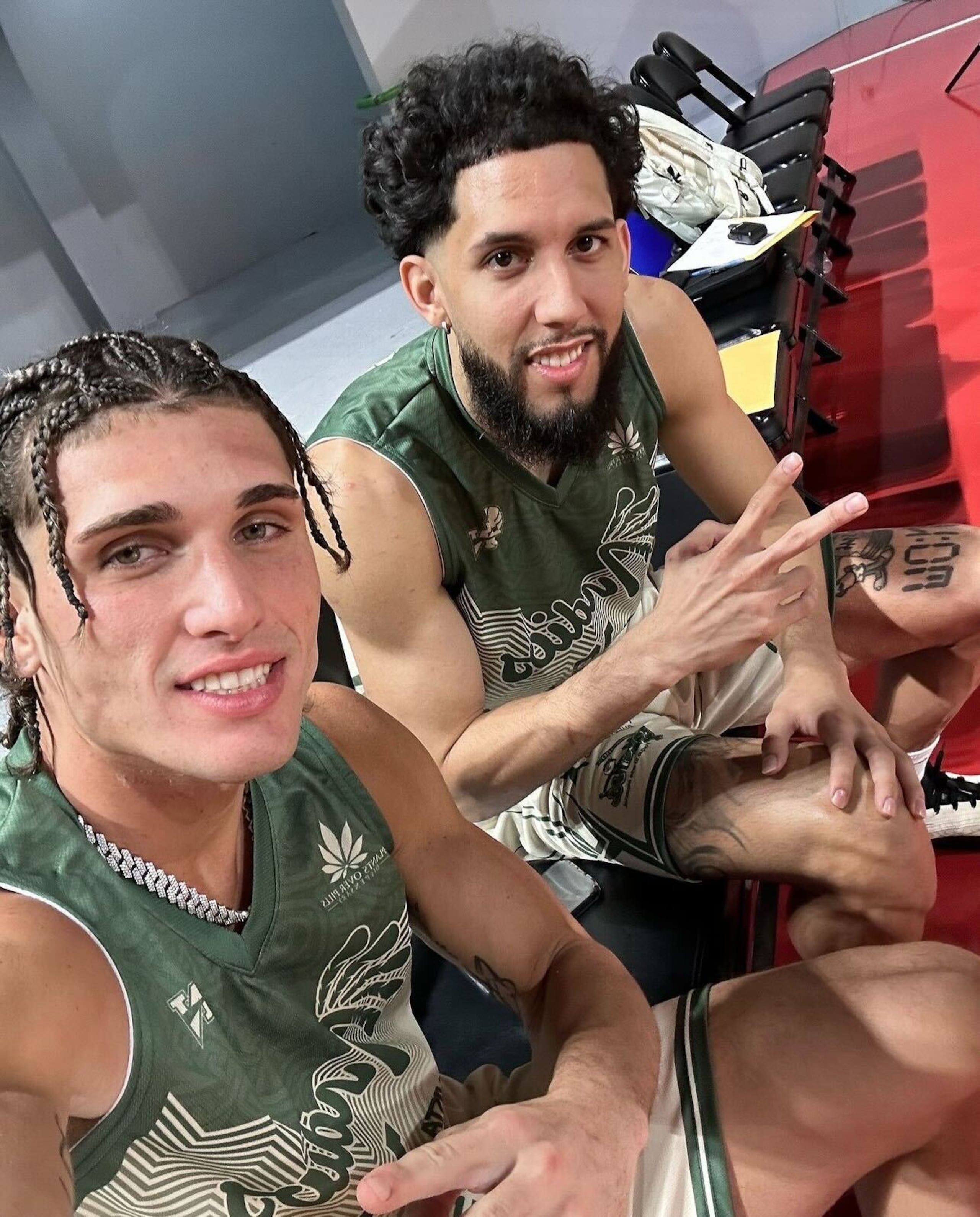 Fernando Caballero (izquierda) y Jorge Elier González, los últimos ganadores del premio Jugador Más Valioso de la final de la Liga de Baloncesto Puertorriqueña e integrantes de los Indios de Mayagüez en el BSN.