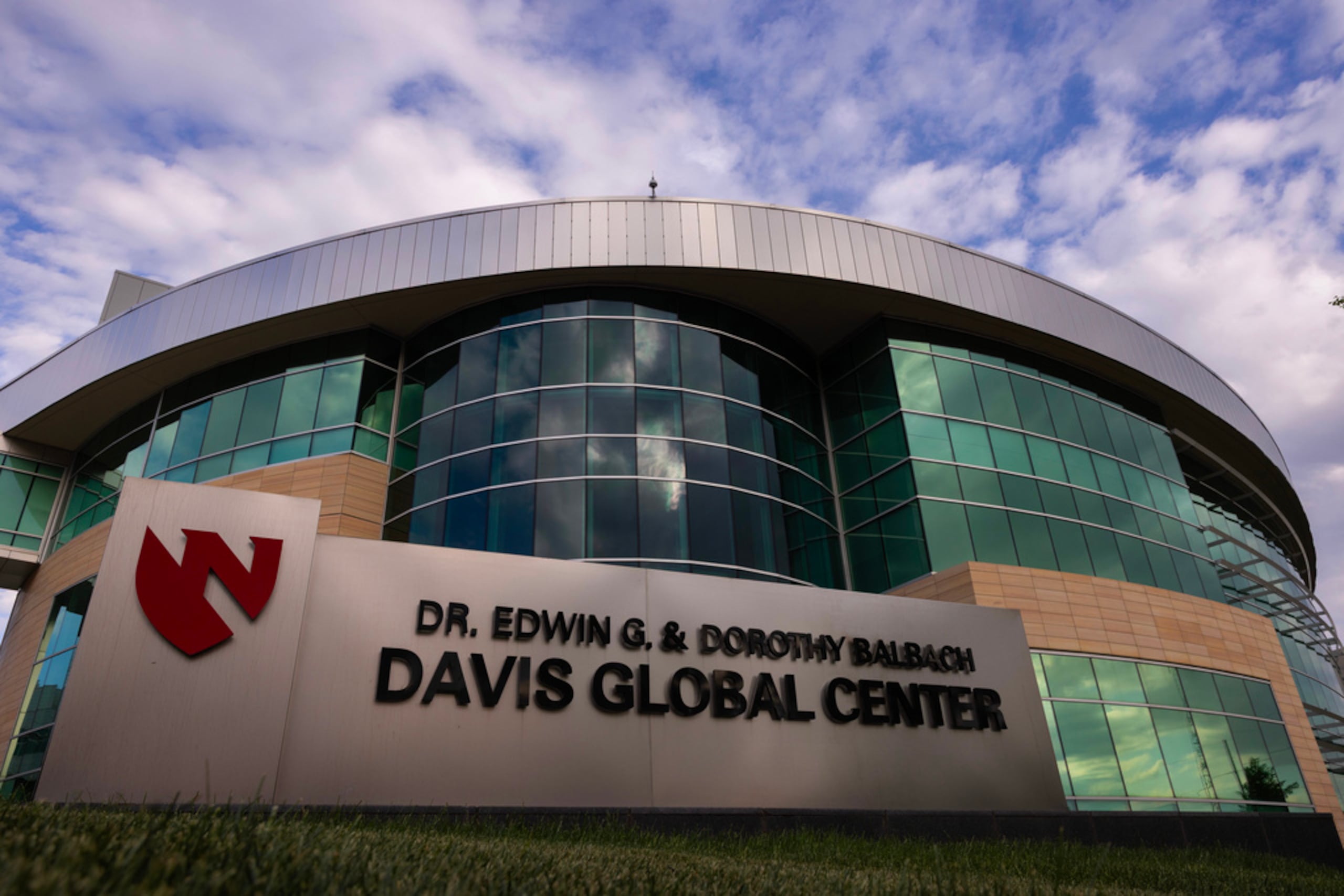 El Centro Global Davis de Nebraska Medicine se observa el domingo, 10 de mayo de 2026, en Omaha, Nebraska, donde pasajeros estadounidenses del crucero afectado por hantavirus cumplirán cuarentena.