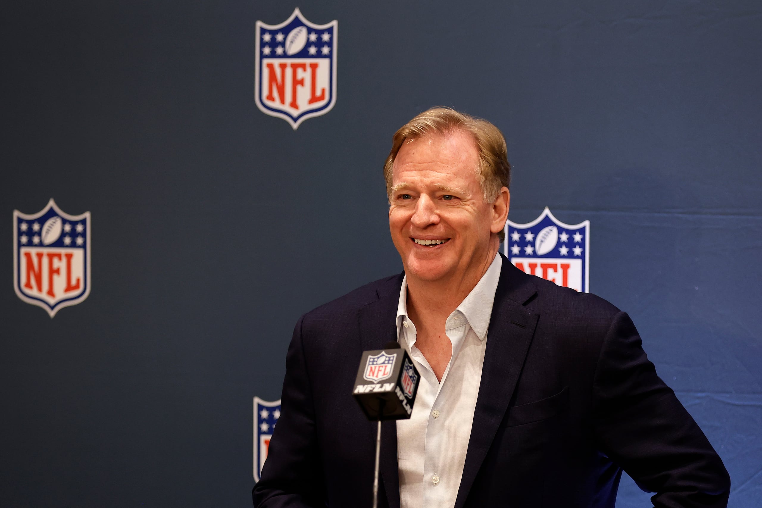 El comisionado de la NFL Roger Goodell habla con los medios durante la reunión de la liga.