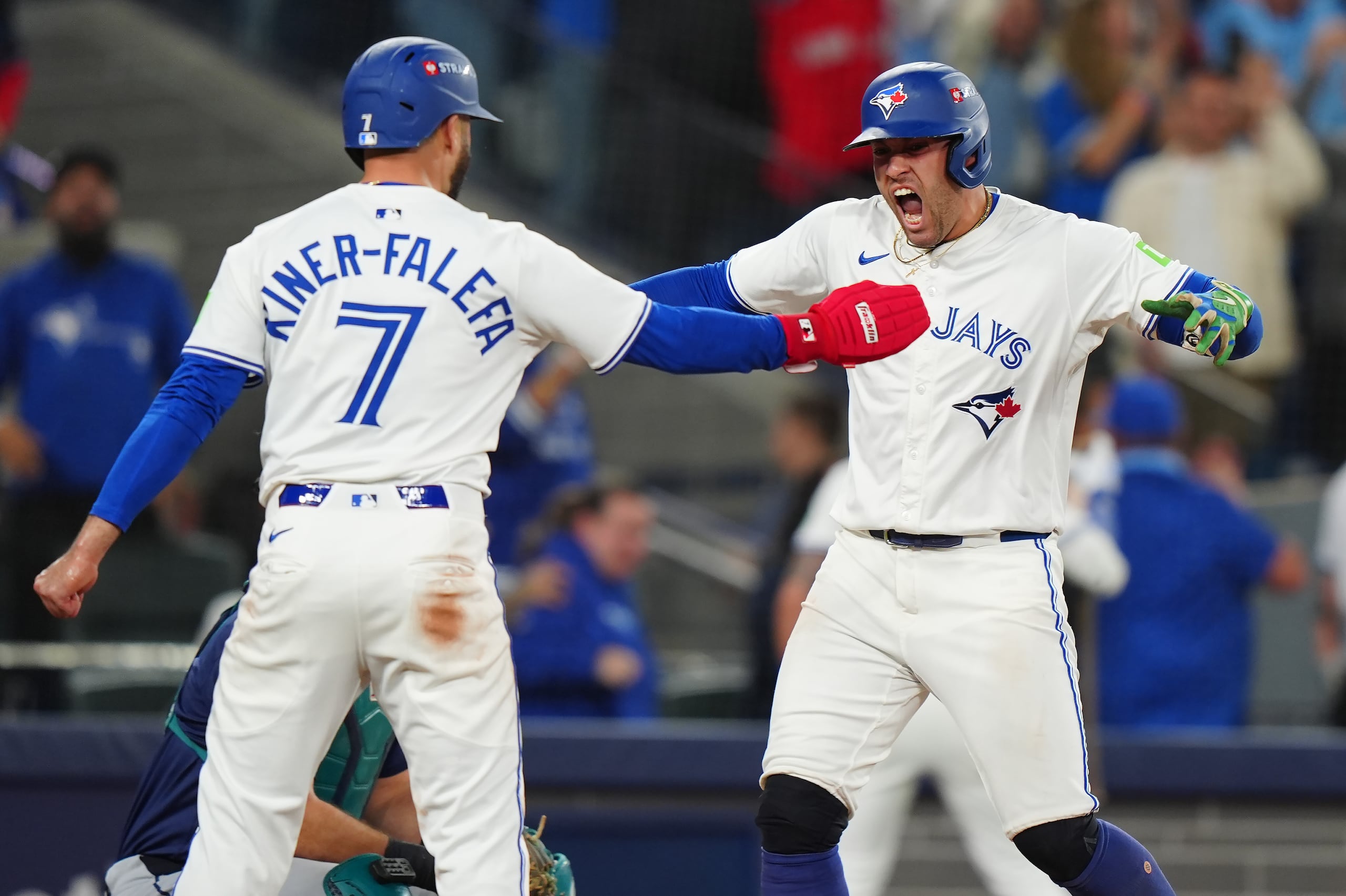 George Springer, derecha, de los Azulejos de Toronto, celebra después de batear un cuadrangular de tres carreras con su compañero Isiah Kiner-Falefa (7) durante la séptima entrada del séptimo y decisivo juego de la Serie de Campeonato de la Liga Americana, ante los Marineros de Seattle, el lunes 20 de octubre de 2025, en Toronto. (Frank Gunn/The Canadian Press via AP)