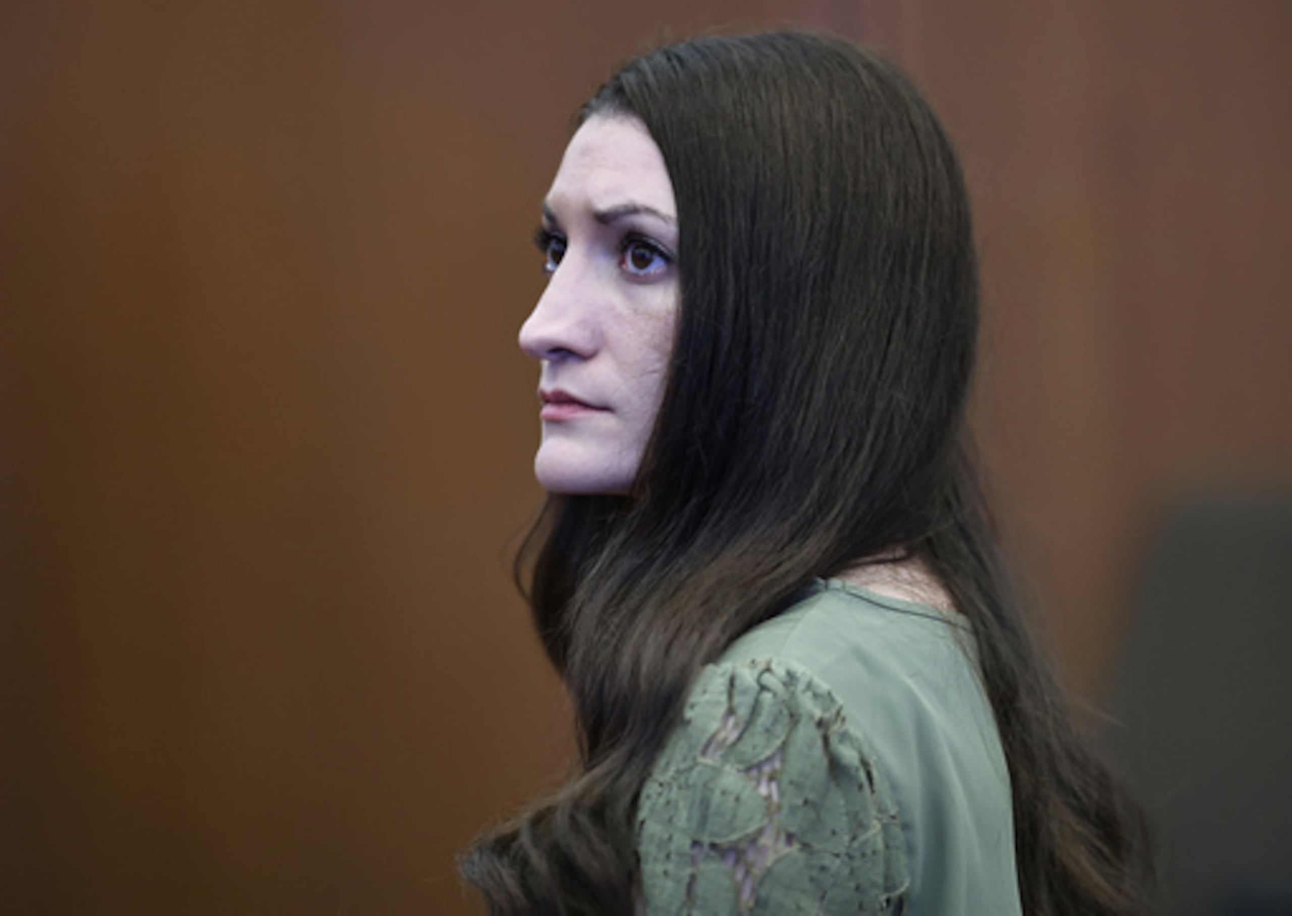 La acusada Lindsay Clancy mira al jurado después de que el juez William Sullivan declarara nulo el juicio por asesinato contra Clancy el viernes 4 de septiembre de 2026, en Plymouth, Massachusetts. (Greg Derr/The Patriot Ledger vía AP, Pool)