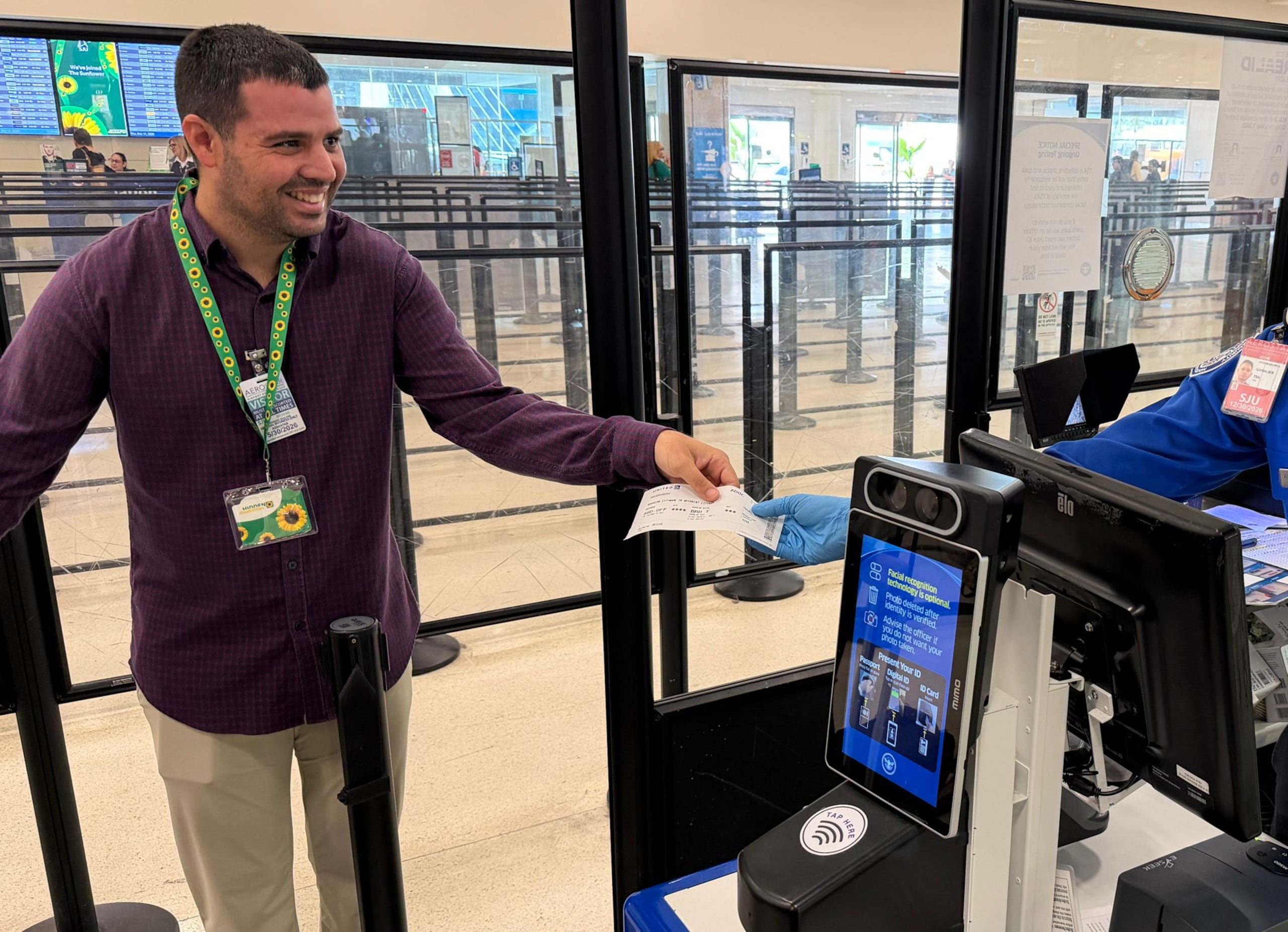 La identificación del ‘Collar de Girasol’ podrá adquirirse libre de costo a través de Aerostar, en los centros de información ubicados en los Terminales A y B del aeropuerto.