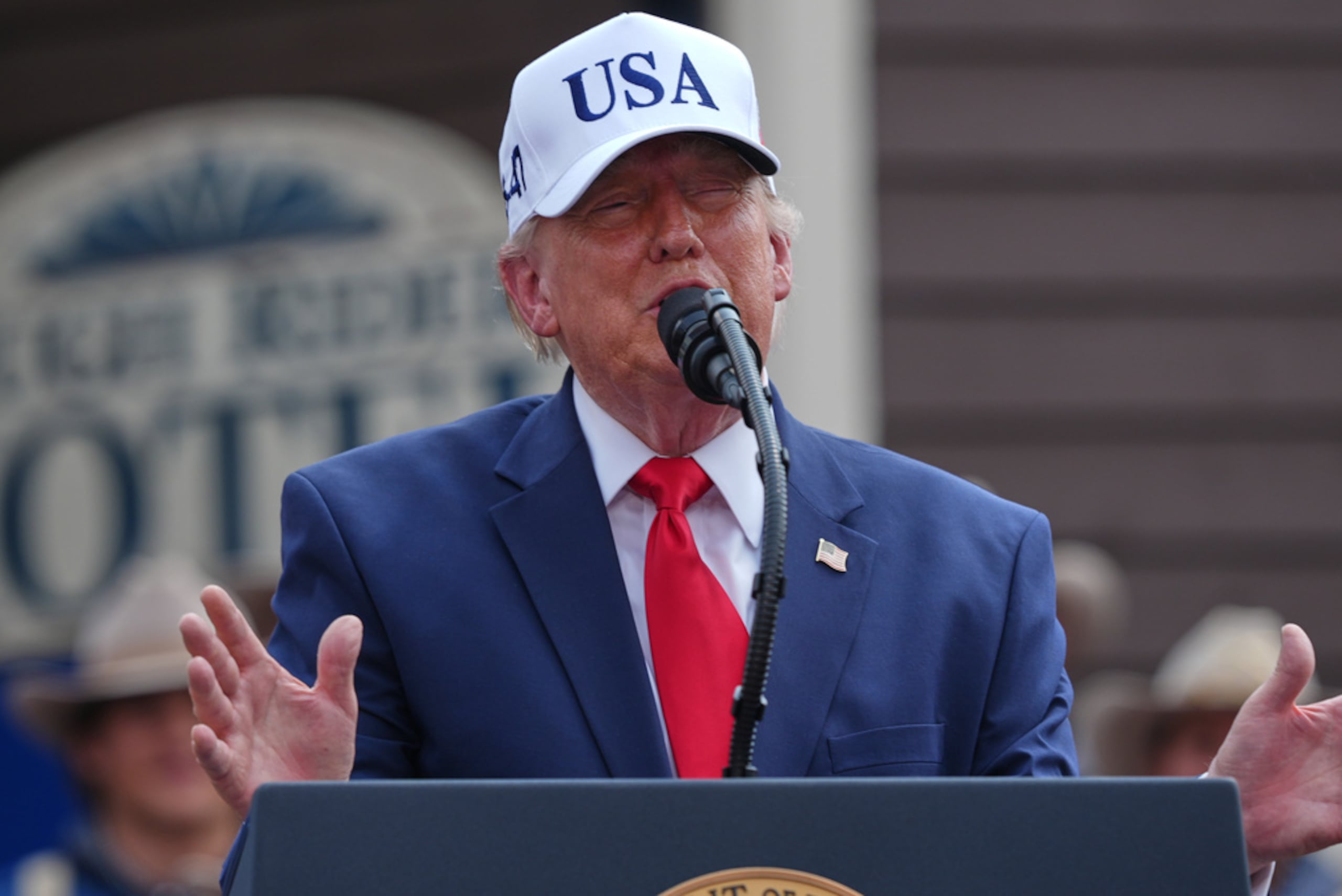 El presidente Donald Trump habla en el Anfiteatro Burning Hills durante la ceremonia de inauguración de la Biblioteca Presidencial Theodore Roosevelt, el 1 de julio de 2026, en Medora, Dakota del Norte.