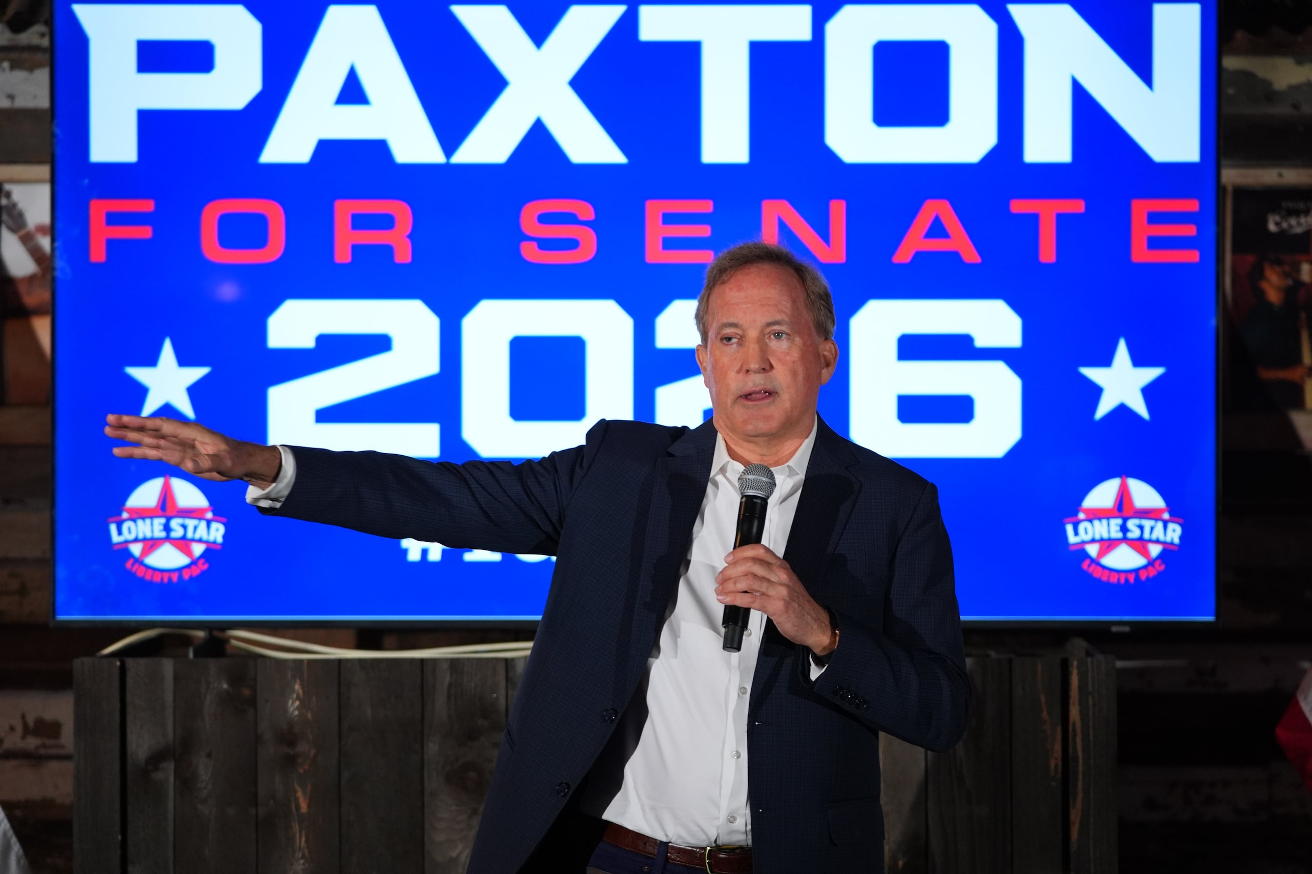 Paxton obtuvo la candidatura republicana tras derrotar en las primarias a Cornyn, quien buscaba renovar el escaño que ocupa desde 2002.