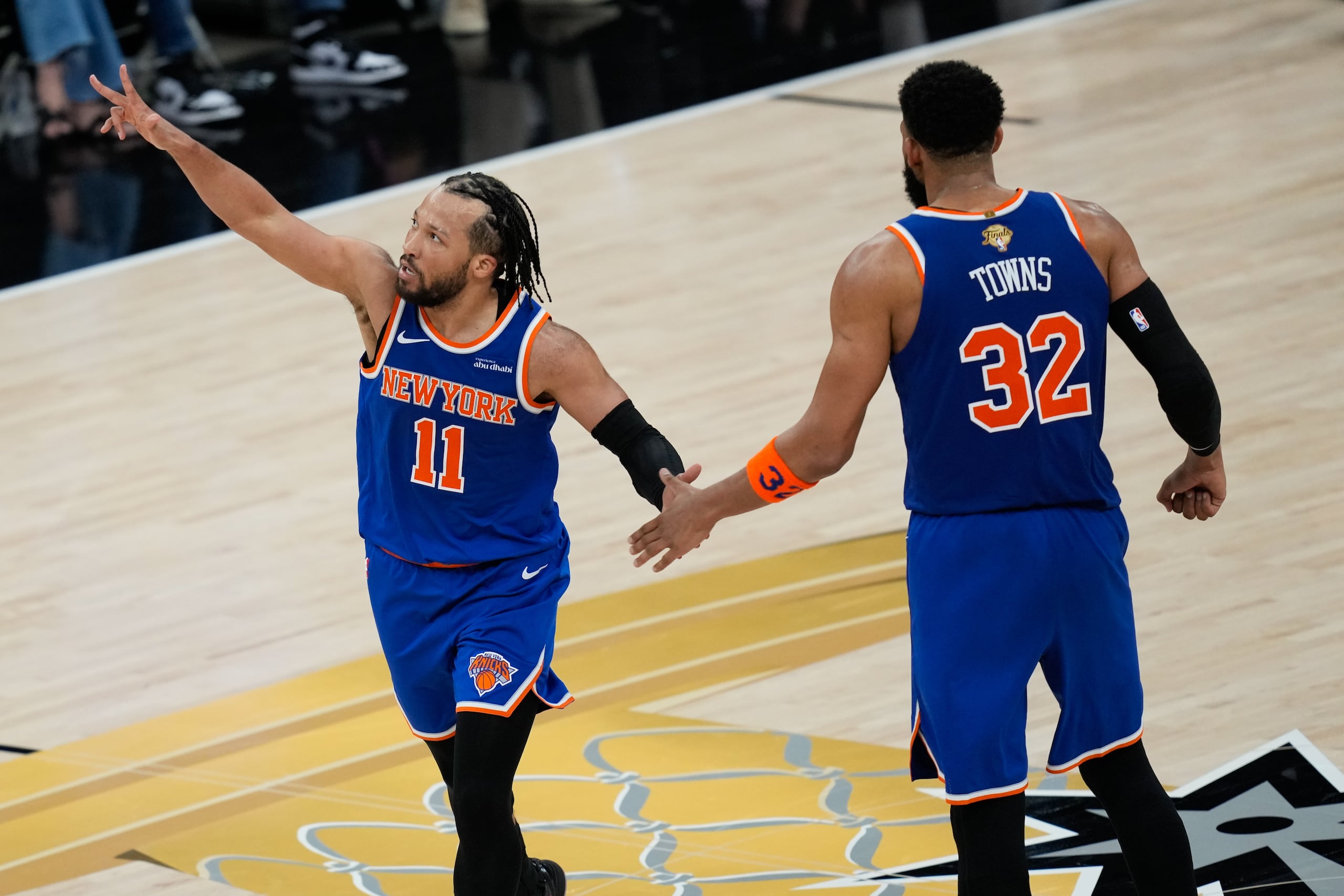 Jalen Brunson, a la izquierda, celebra un triple junto a su compañero Karl-Anthony Towns en el segundo juego de la Final de la NBA.