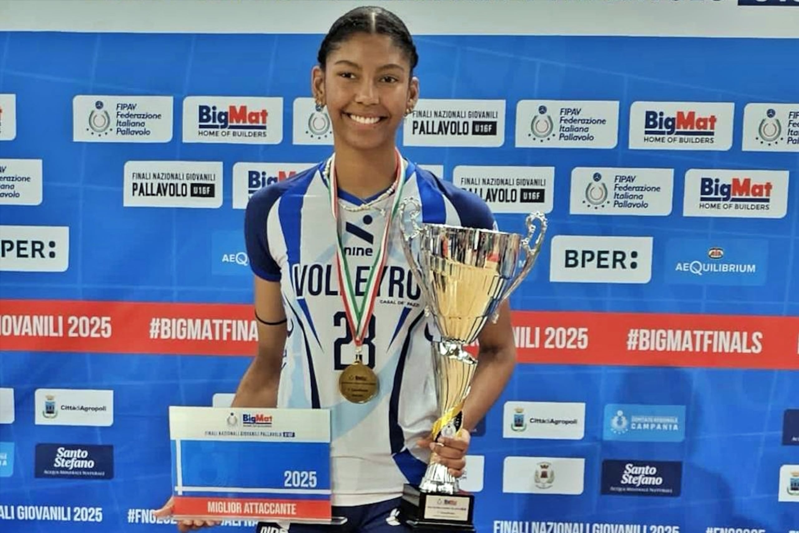 Champion mostrando el trofeo de campeona en Italia.