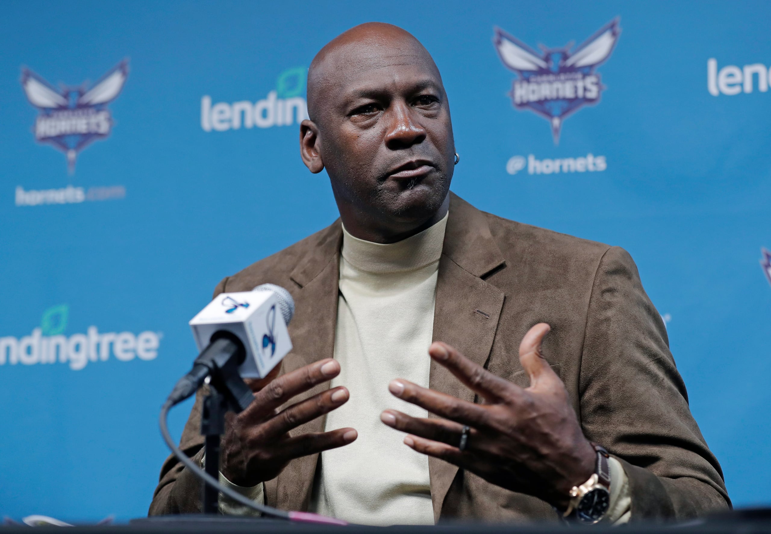 El carro que conducía James Jordan, fue un regalo de su hijo, Michael Jordan.