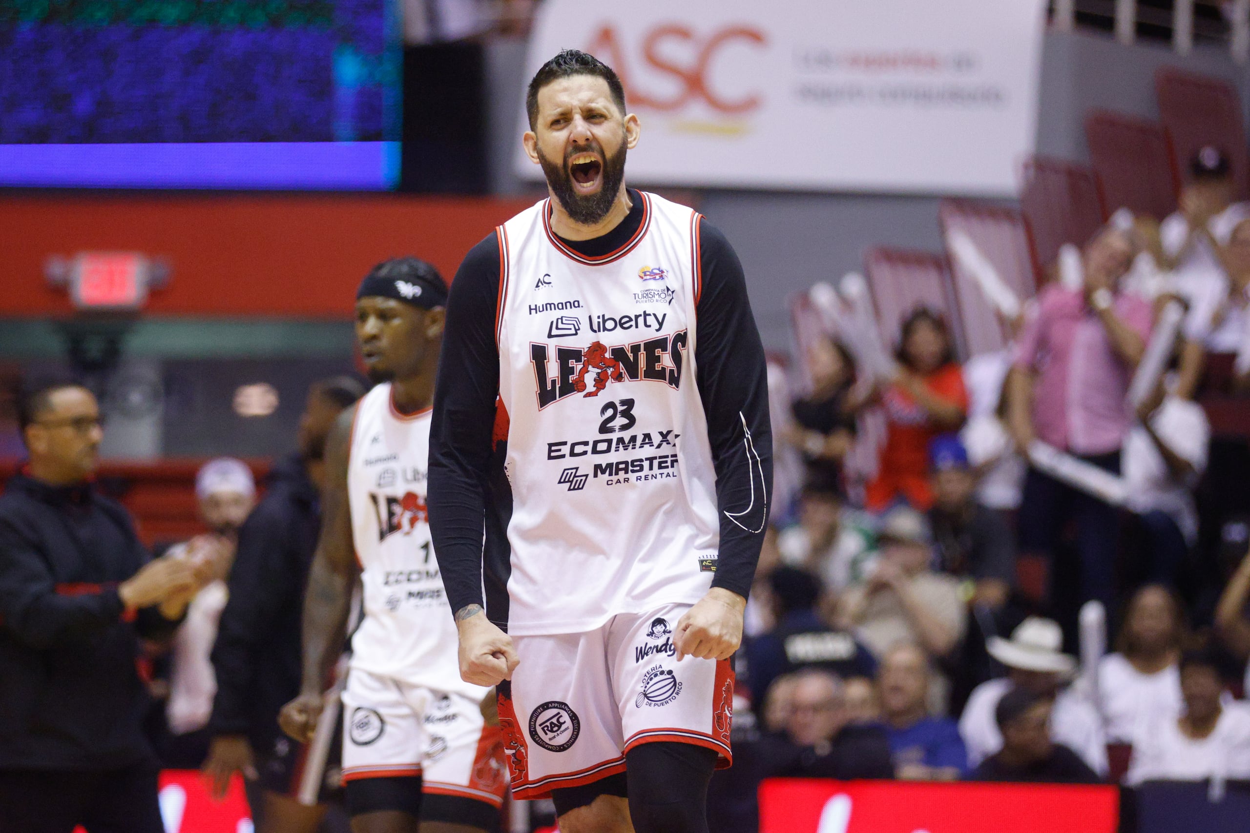 Carlos "Yao" López, en uniforme de los Leones de Ponce, celebra durante el sexto juego de la final de conferencia contra los Indios de Mayagüez.