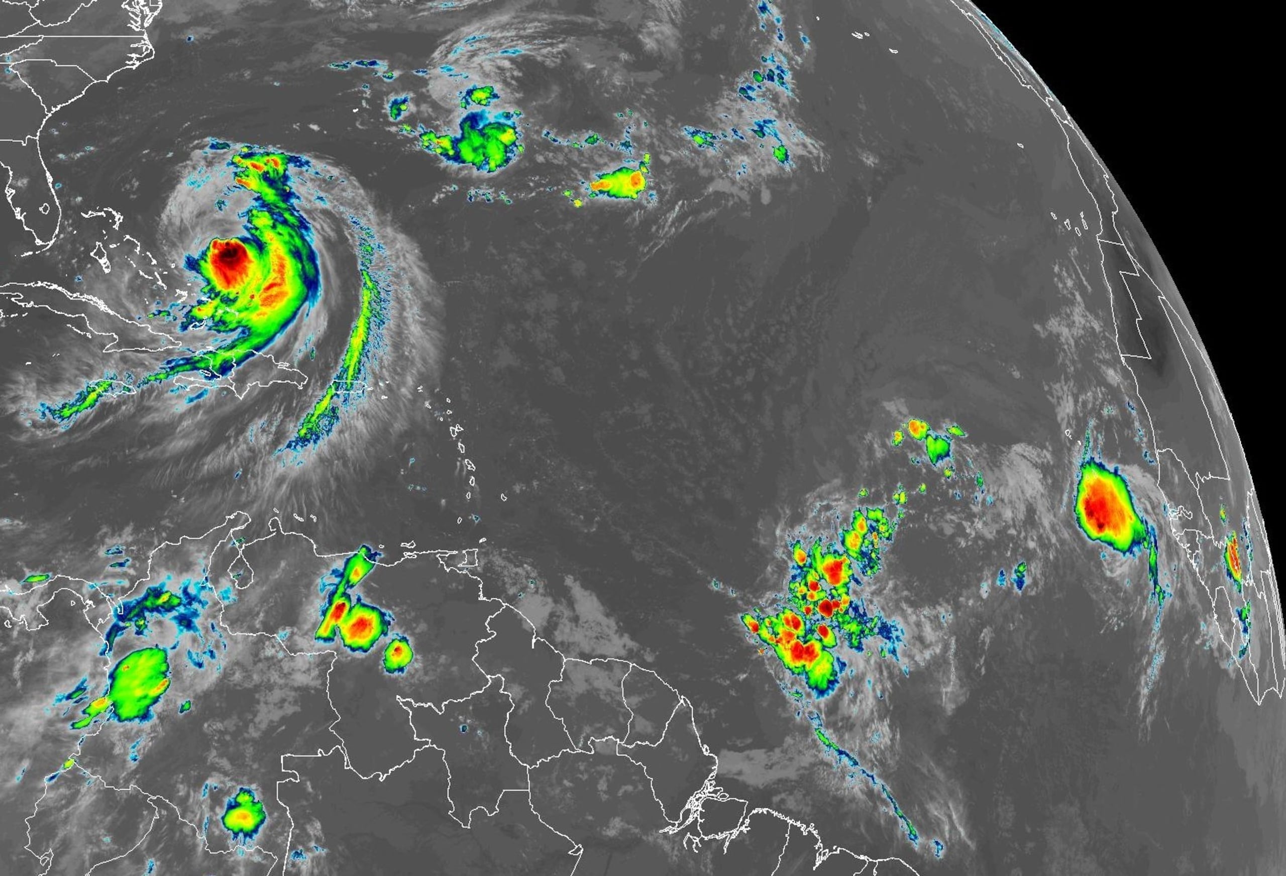 En esta imagen de satélite del 19 de agosto de 2025 se observan el huracán Erin al este de Estados Unidos, la onda tropical en el Atlántico central y otra onda tropical al sureste de las islas de Cabo Verde.