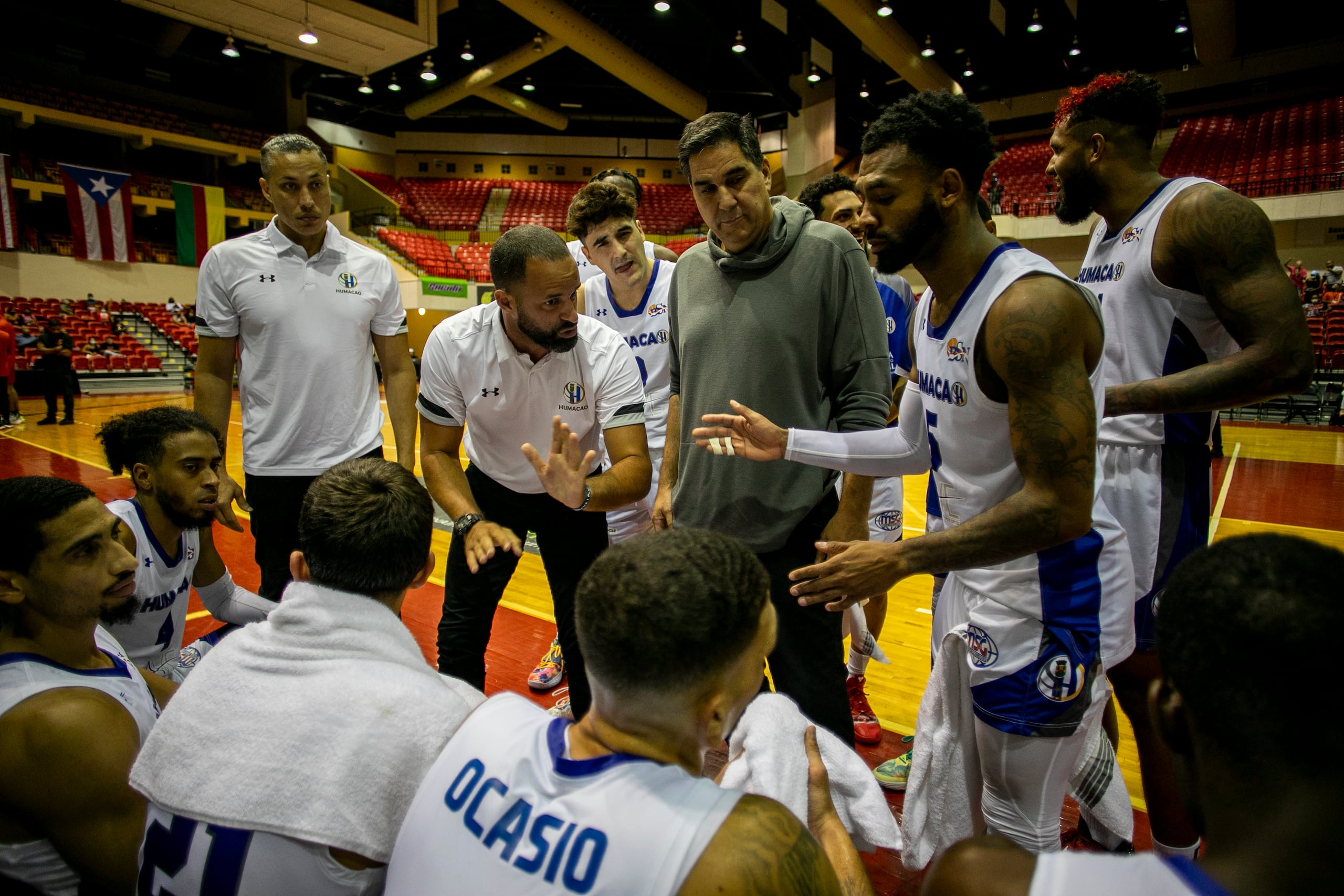 Ernie Cambó, al centro en gris, durante su tiempo con los Grises de Humacao.