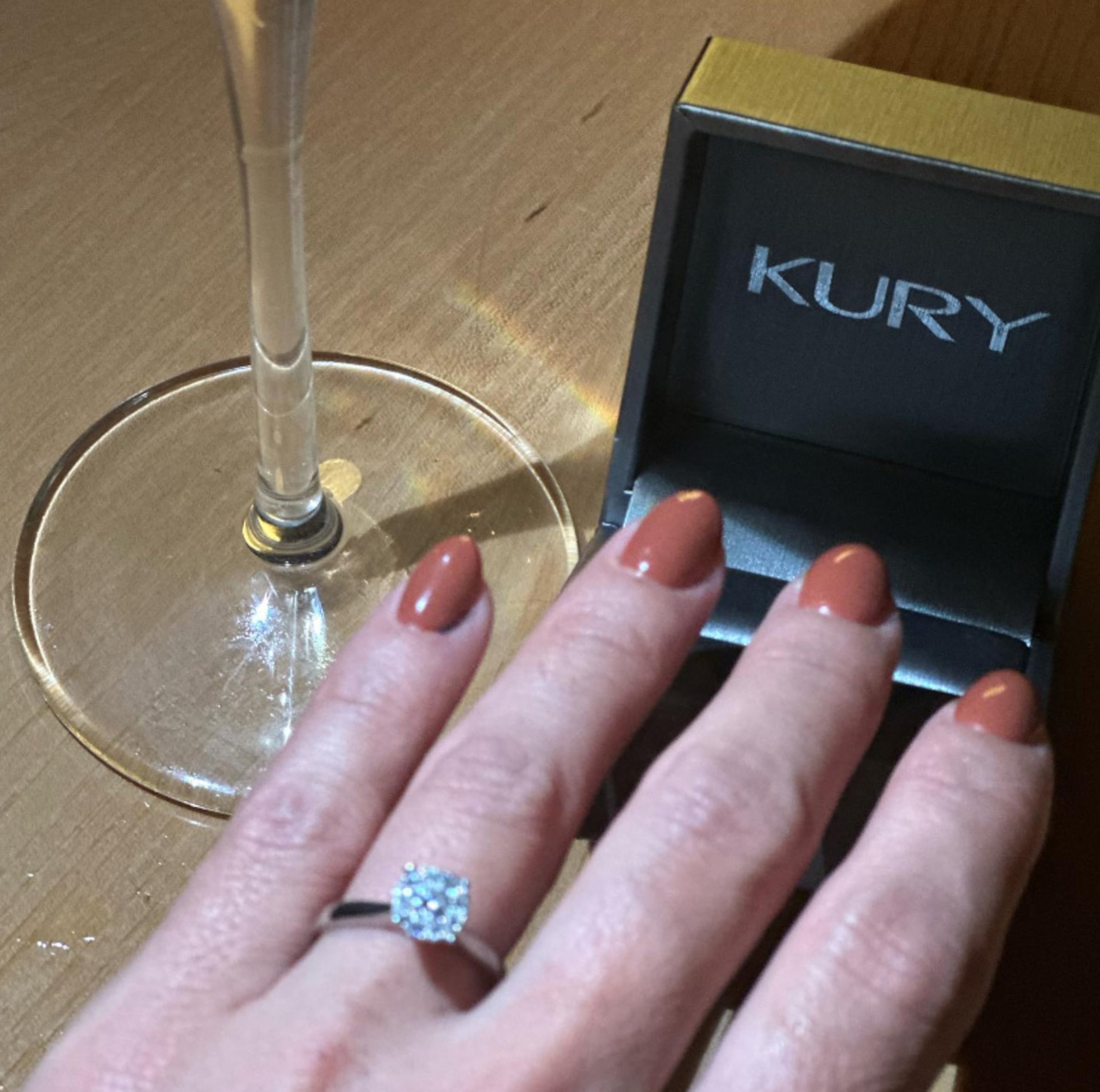 Foto del anillo de compromiso de Bebé Maldonado (Instagram)