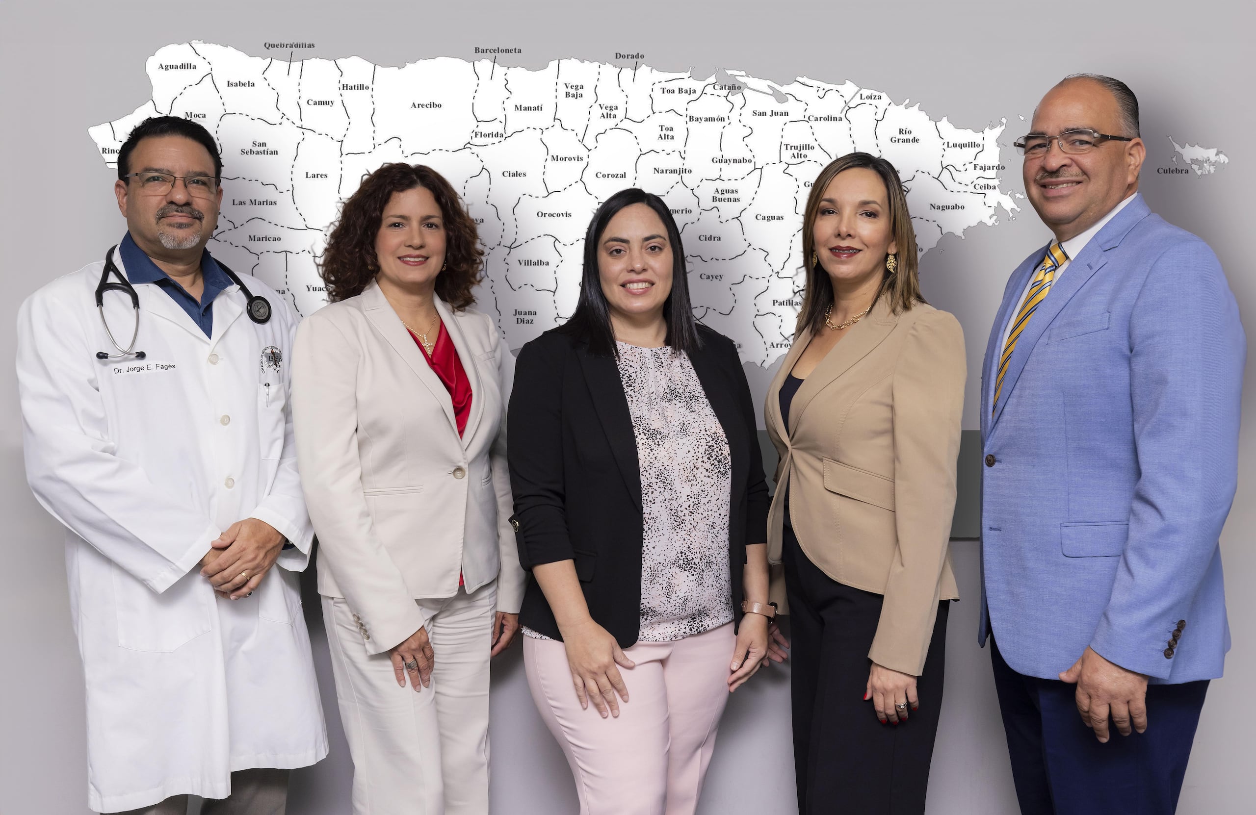 De izquierda a derecha: Dr. Jorge Fagés, Director Médico; Ivelisse Acosta, Coordinadora de Calidad; Yomaira Ruiz, Directora Clínica, área Oeste; Ana B. Torres, Directora Ejecutiva; Robert Ortega, Director Clínico