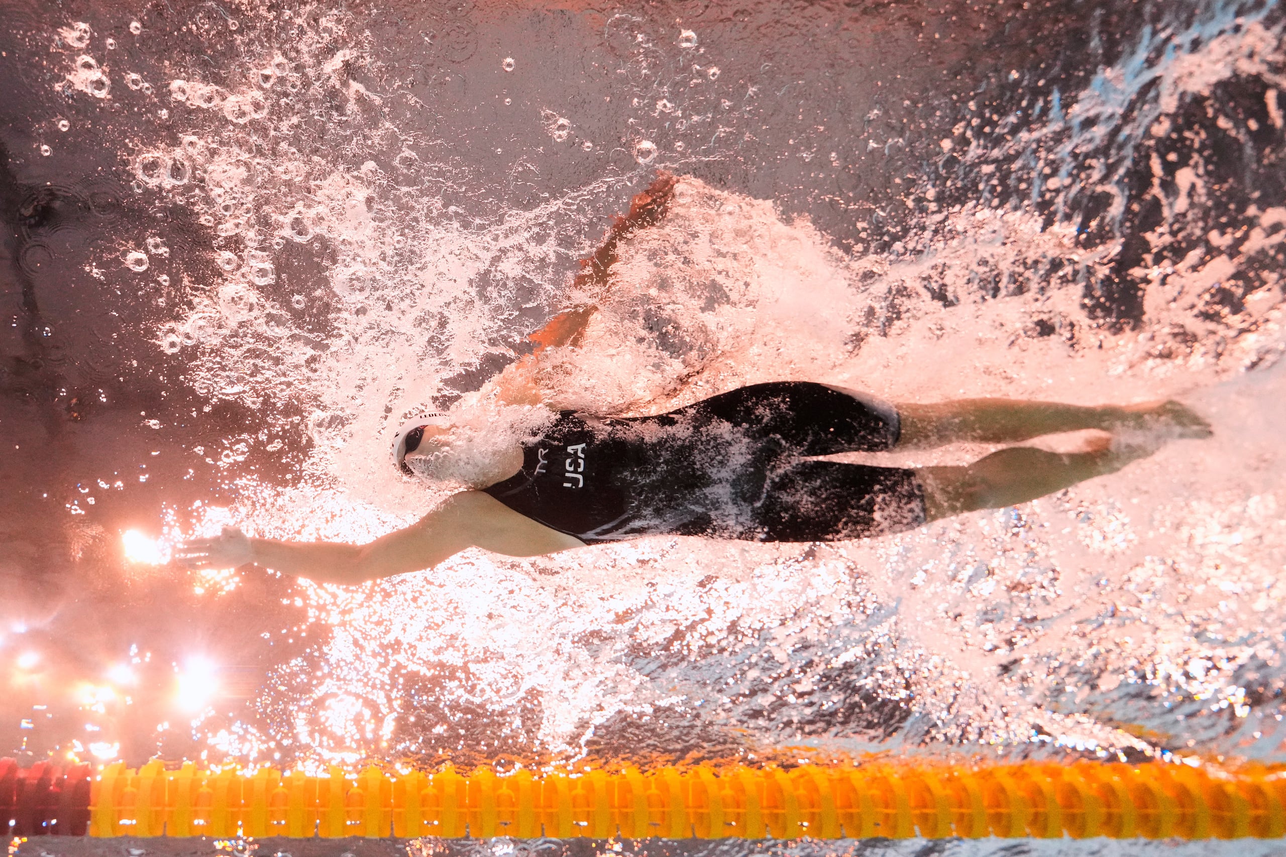 Katie Ledecky de Estados Unidos compite en la serie de 400 metros estilo libre femenino en el Campeonato Mundial de Deportes Acuáticos en Singapur, el domingo 27 de julio de 2025. (AP Photo/Lee Jin-man)