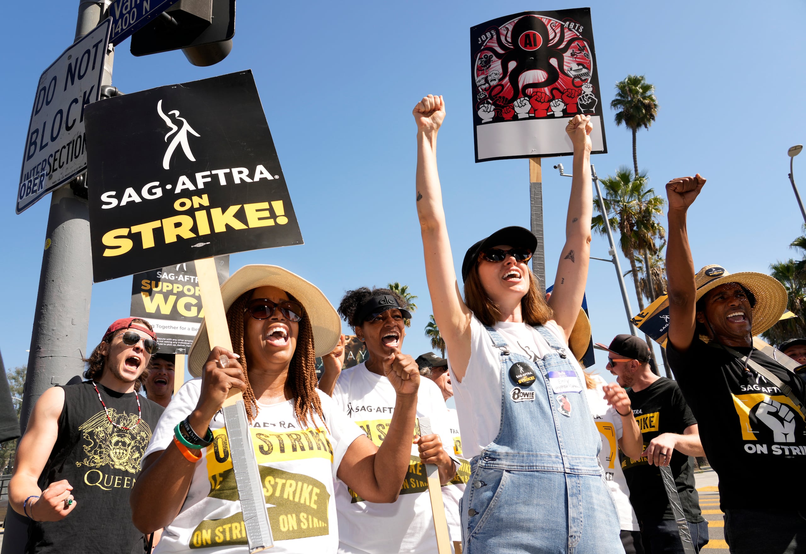 Las actrices en huelga Jennifer Leigh Warren, izquierda, y Emily Kincaid, derecha, se manifiestan fuera de los estudois de Netflix el 17 de octubre de 2023, en Los Ángeles. (Foto AP/Chris Pizzello)