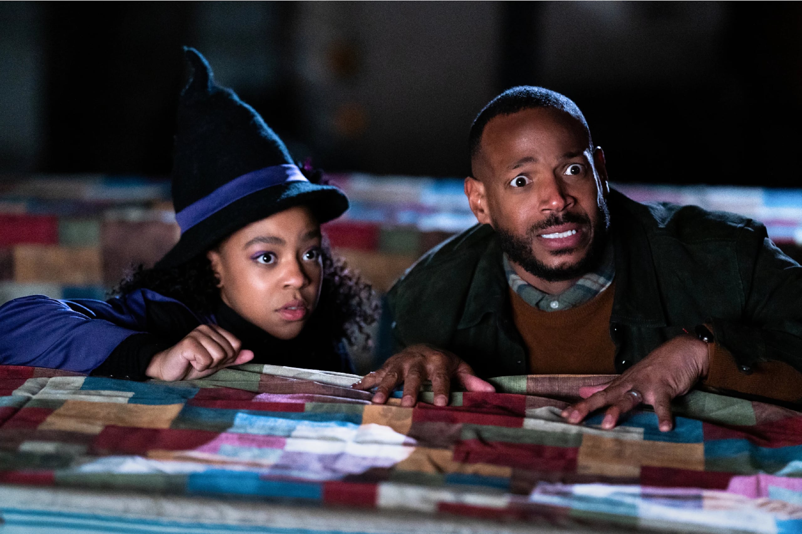 Priah Ferguson, a la izquierda, y Marlon Wayans, a la derecha, protagonizan la película "The Curse of Bridge Hollow".