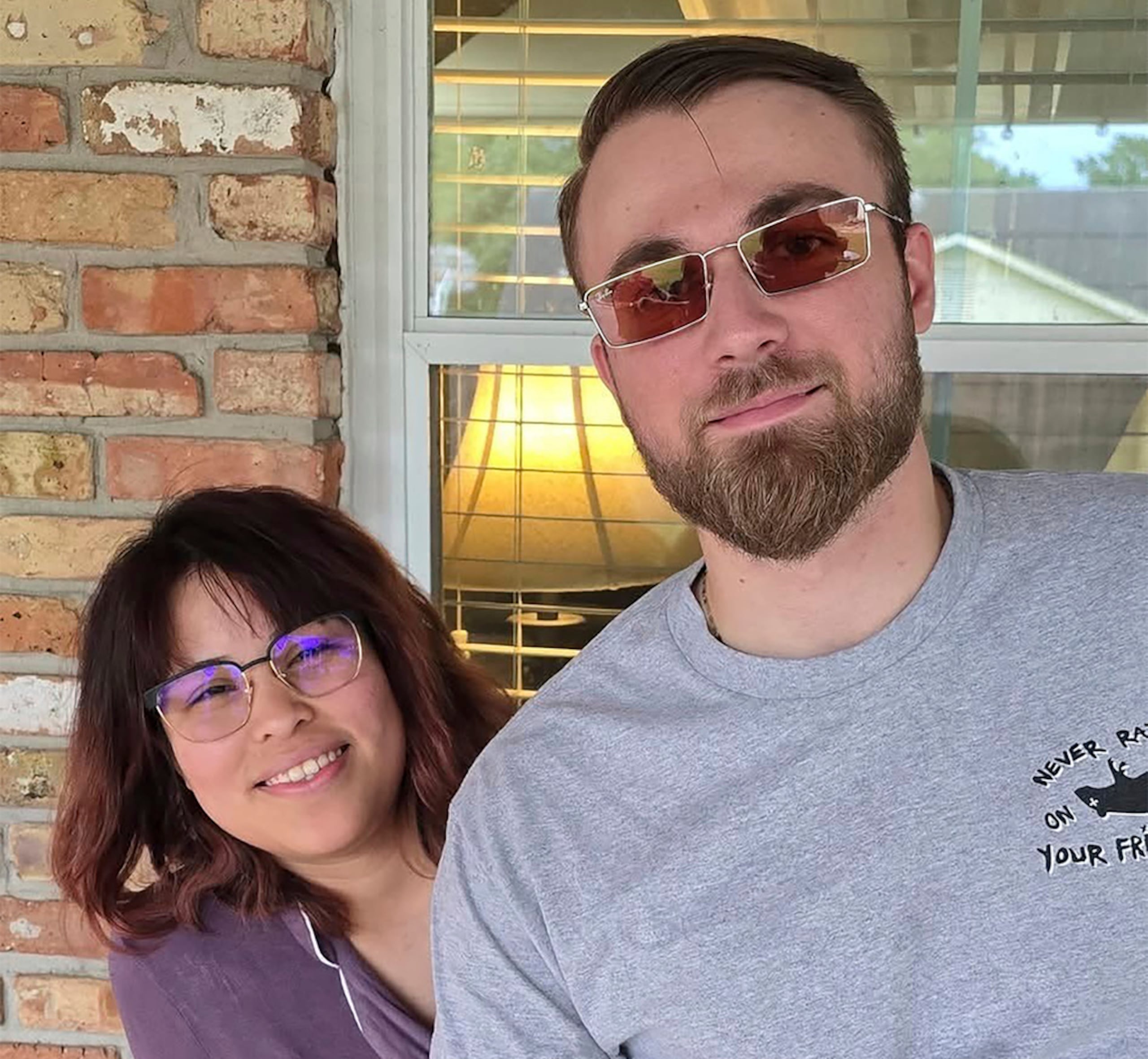 Adrian Clouatre se toma una selfi con su esposa Paola en Baton Rouge, Luisiana.