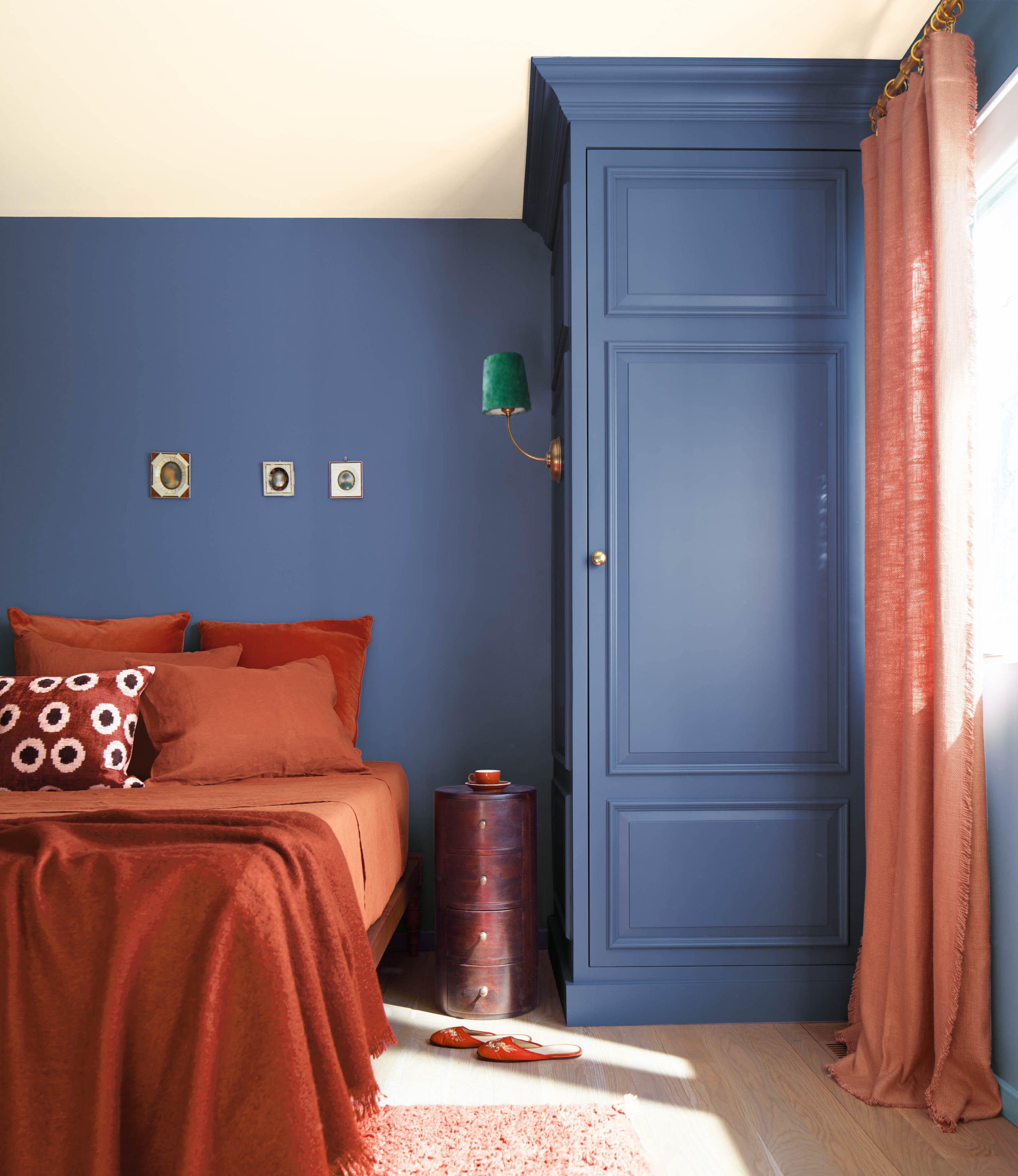 Según información suministrada por Benjamin Moore el color del 2024 será el Blue Nova 825, junto a una paleta de colores con variaciones de tonos, tintes y contrastes que combina matices tradicionales y modernos.