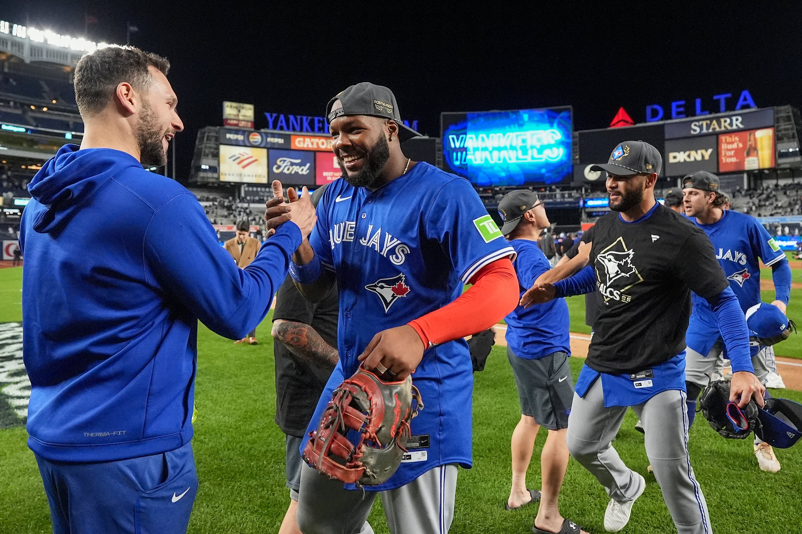 Vladimir Guerrero Jr., de los Blue Jays de Toronto, celebra con sus compañeros tras eliminar a los Yankees de Nueva York.
