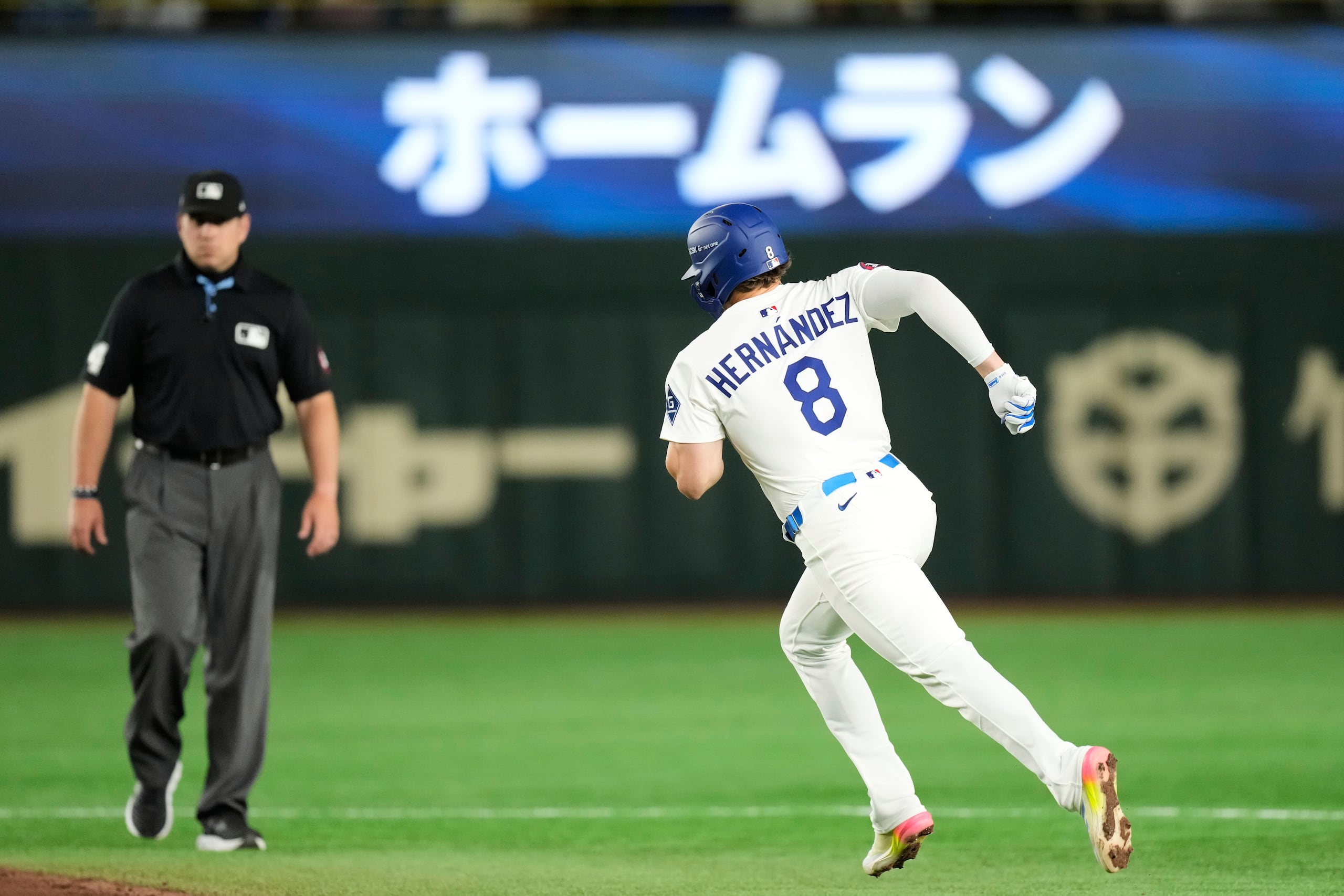 Kike Hernández corre aquí hacia la segunda base por un doble conectado en la serie de su equipo ante los Cubs hace dos semanas en Japón. Su 'jersey' es el sexto más popular de los Dodgers, quienes han acomodado a seis en la lista de; Top 20 de camisas más vendidas.