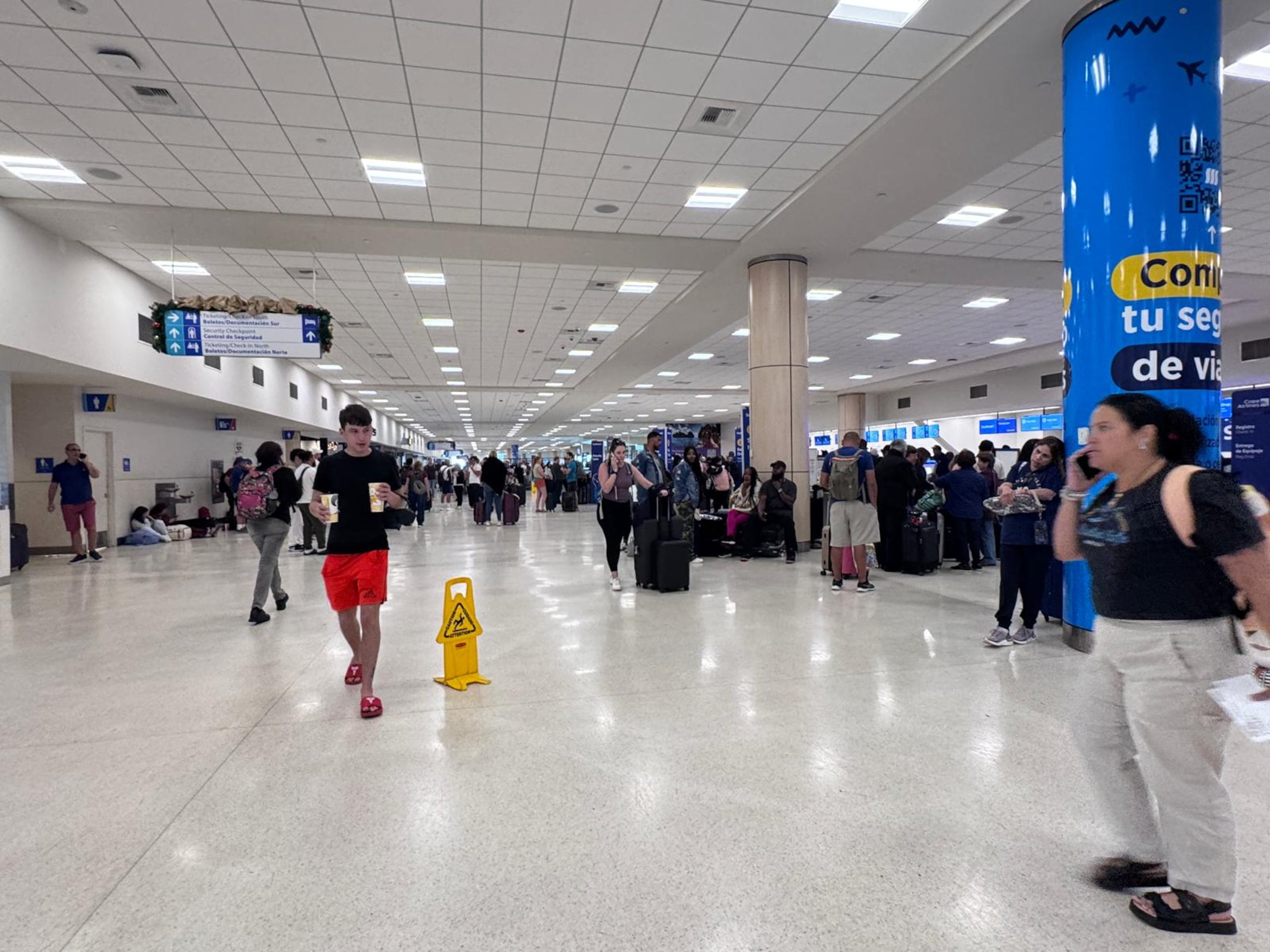 LA FAA ordenó el cierre del tráfico aéreo hasta la madrugada del domingo, lo que dejó miles de pasajeros varados.