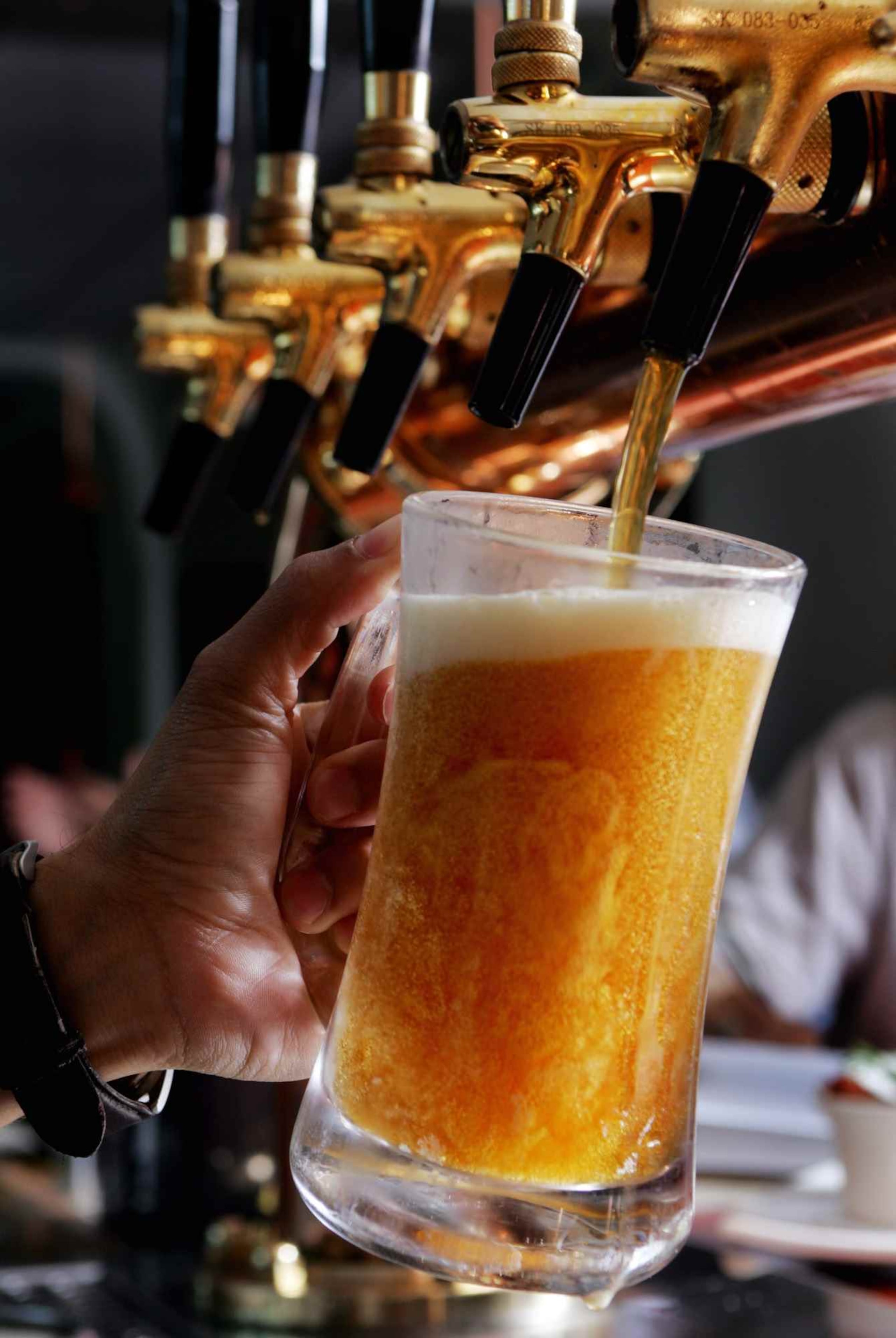 Desde Bélgica hasta California, ya sea rubia o negra, el espumoso brebaje tiene millones de consumidores por todo el mundo. (Archivo/GFR)