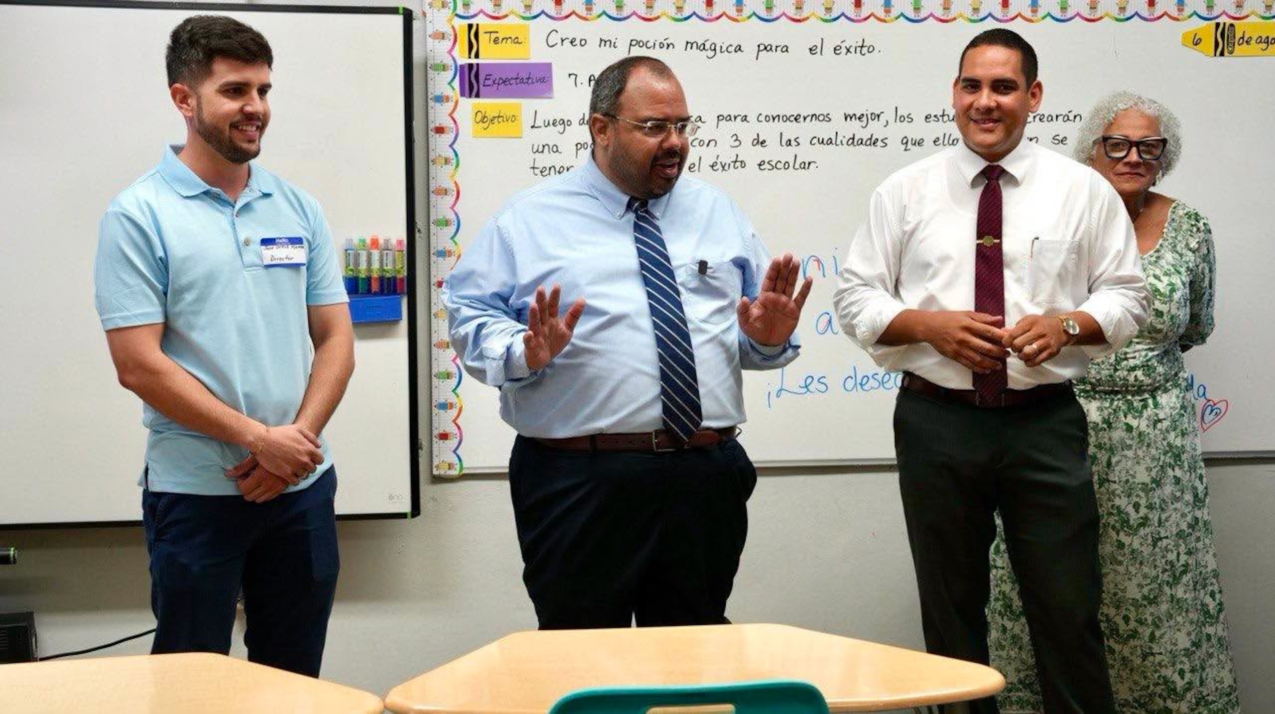 El secretario de Educación, Eliezer Ramos Parés, acompañó a los estudiantes de la escuela Abelardo Díaz Alfaro, en Toa Alta, en su regreso a clases.