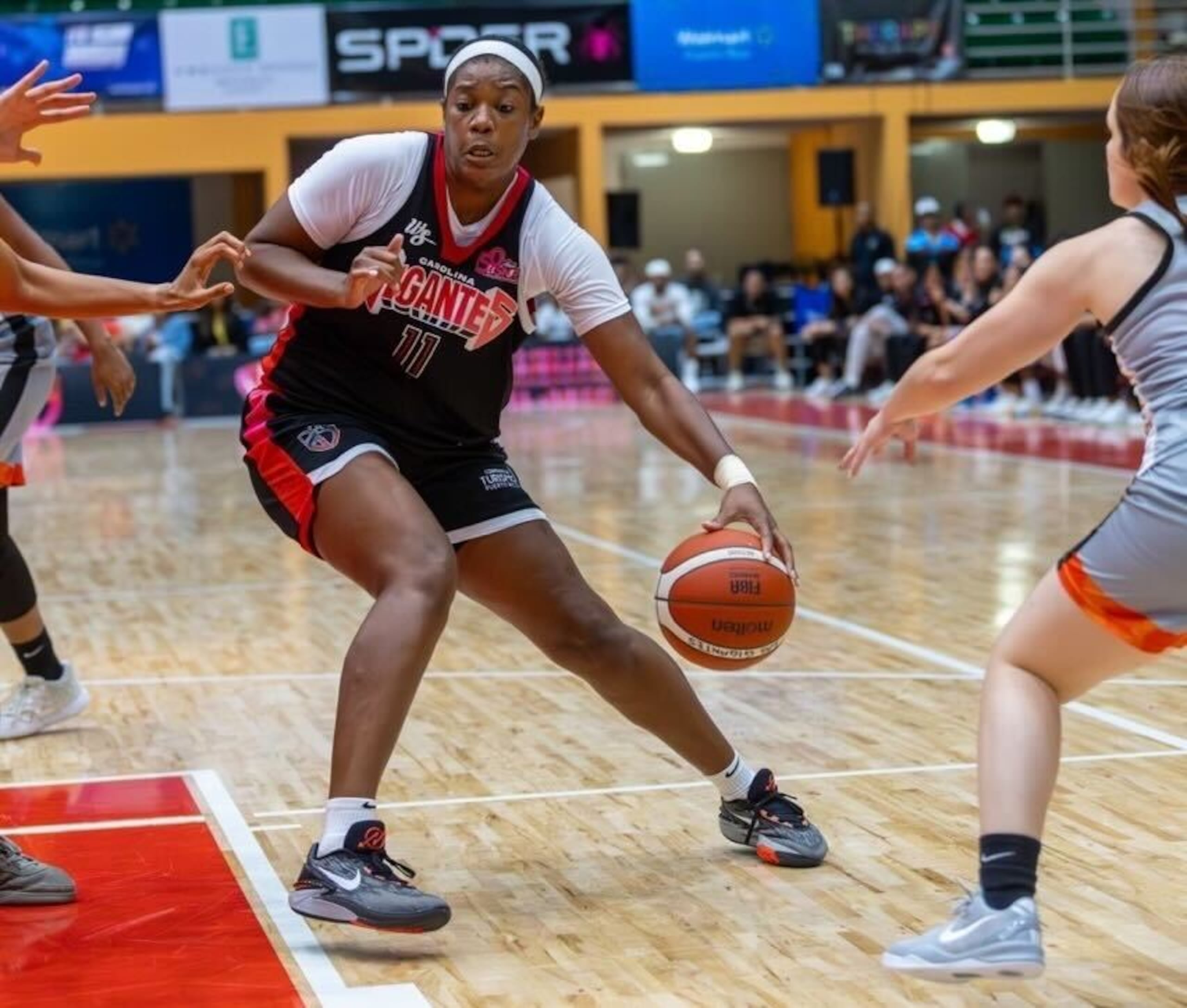 Teana Muldrow, de las Gigantes de Carolina en el Baloncesto Superior Nacional Femenino.