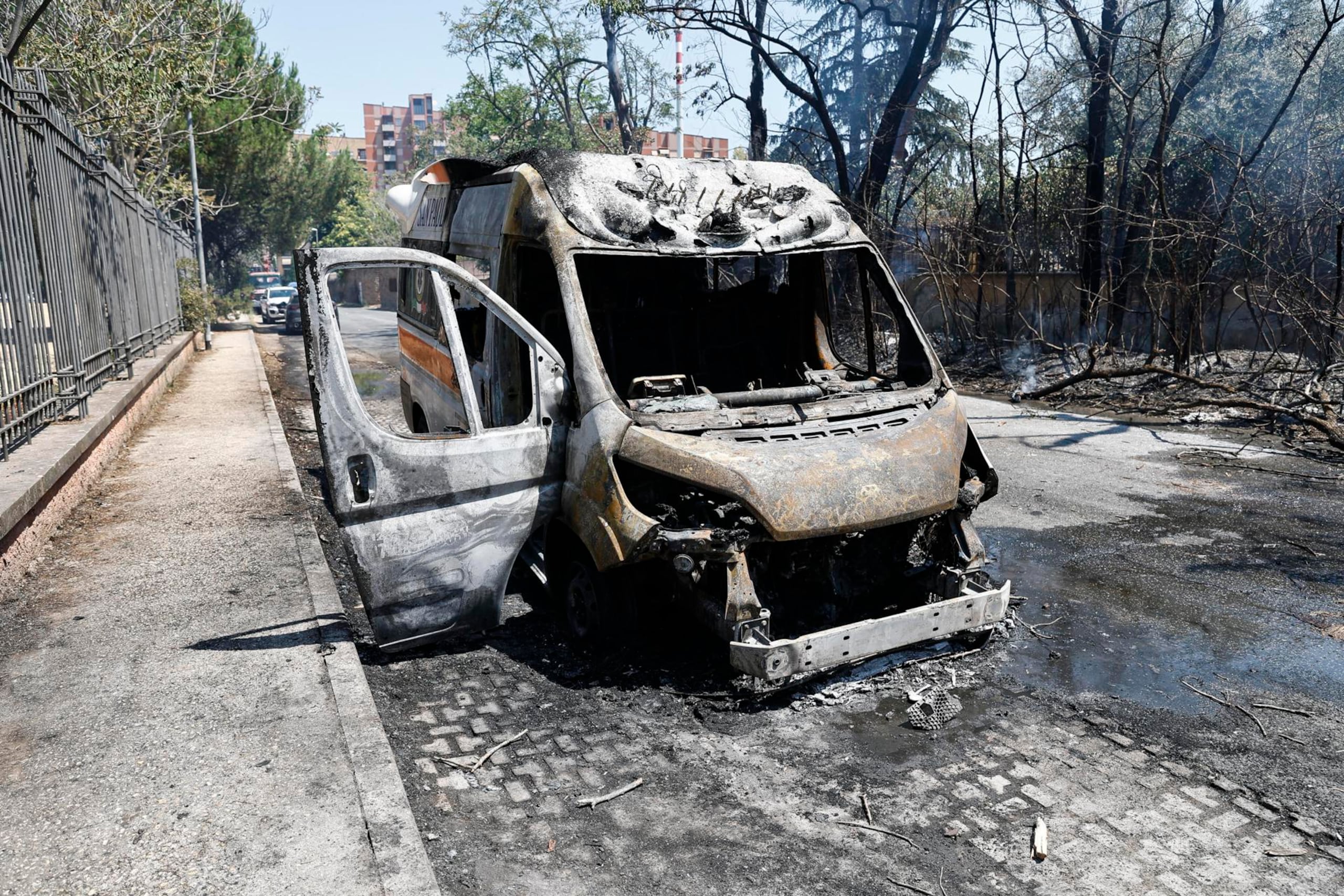 El incendio afectó también a un depósito de vehículos situado detrás de la gasolinera, y aunque los bomberos han logrado controlar el fuego, continúan trabajando en su extinción con varias dotaciones en la zona.