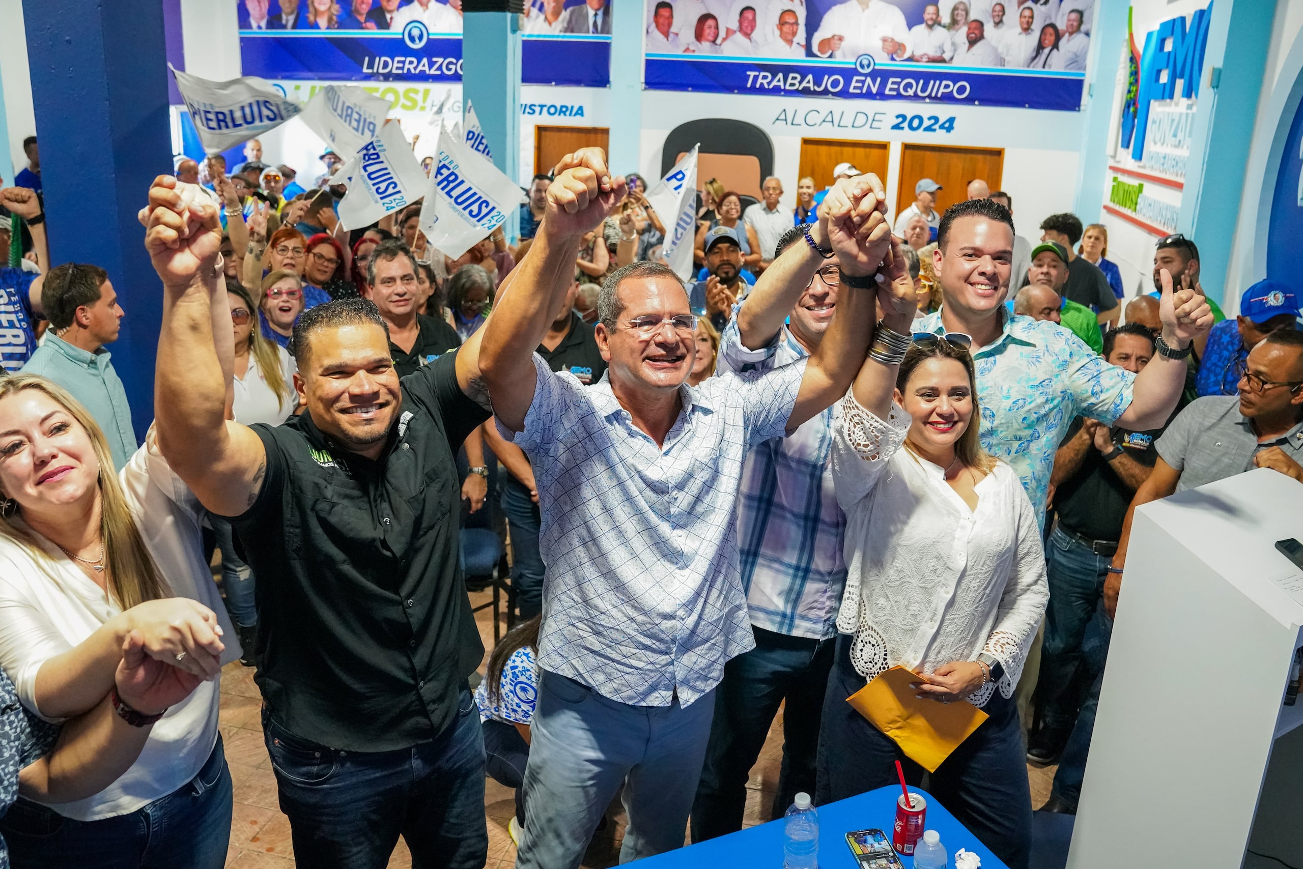 El gobernador Pedro Pierluisi acompaña a José Memo González en su comité de campaña