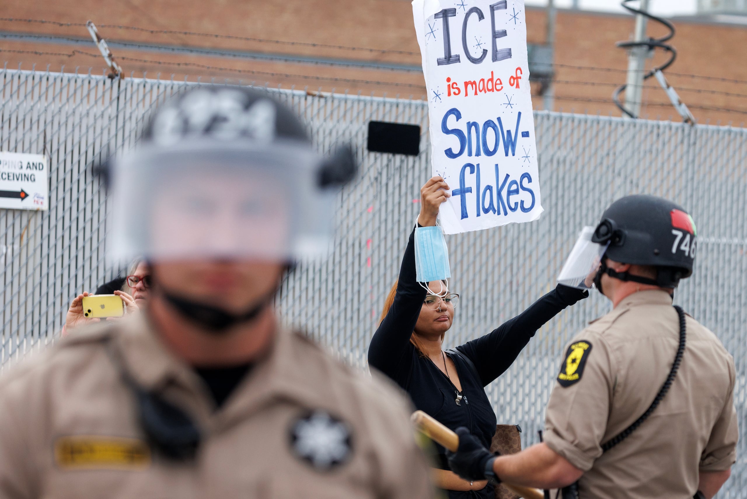 Varios detenidos denunciaron condiciones de hacinamiento, insalubridad y trato degradante en el edificio de dos plantas que, lejos de operar como un centro de procesamiento del ICE, funciona en la práctica como una cárcel.