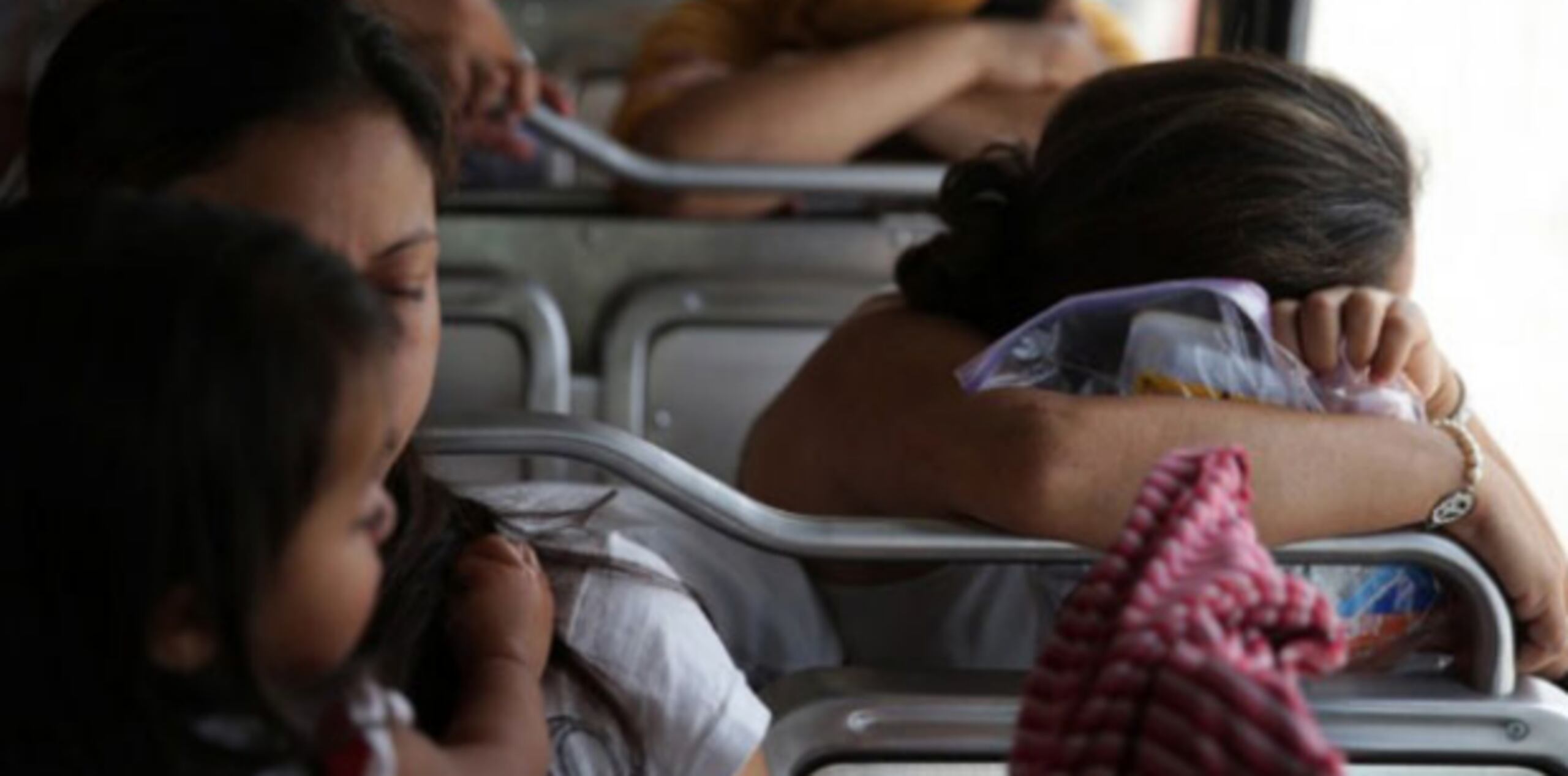 El gobierno les entregó una pequeña mochila con crayones a los niños mientras que a las madres les dieron 500 lempiras (unos 24 dólares) para el viaje y granos básicos para dos días. (AFP)