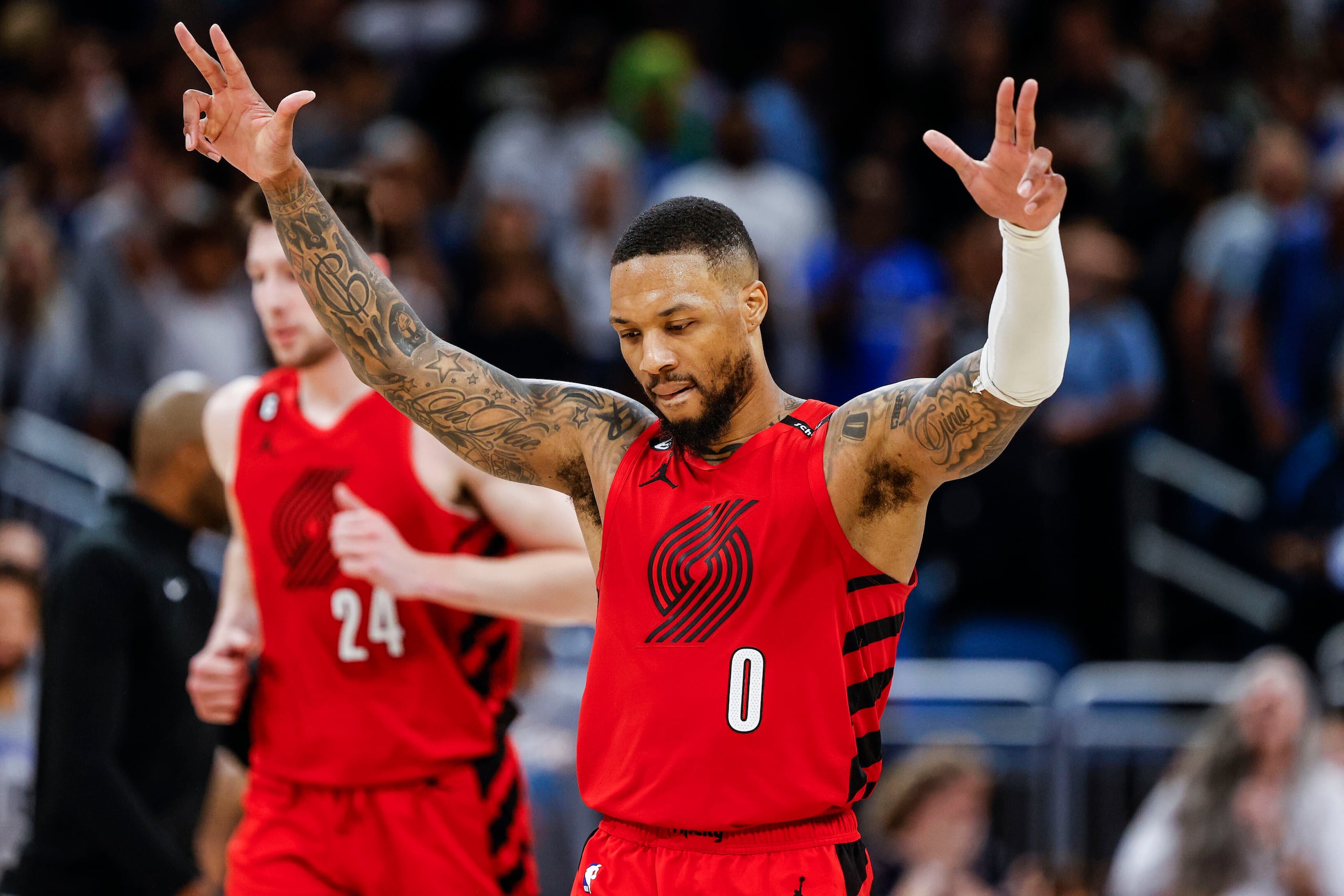 ARCHIVO - Damian Lillard, en uniforme de los Trail Blazers de Portland, festeja luego de encestar un tiro ante el Magic de Orlando, en el partido del 5 de marzo de 2023 (AP Foto/Kevin Kolczynski, archivo)