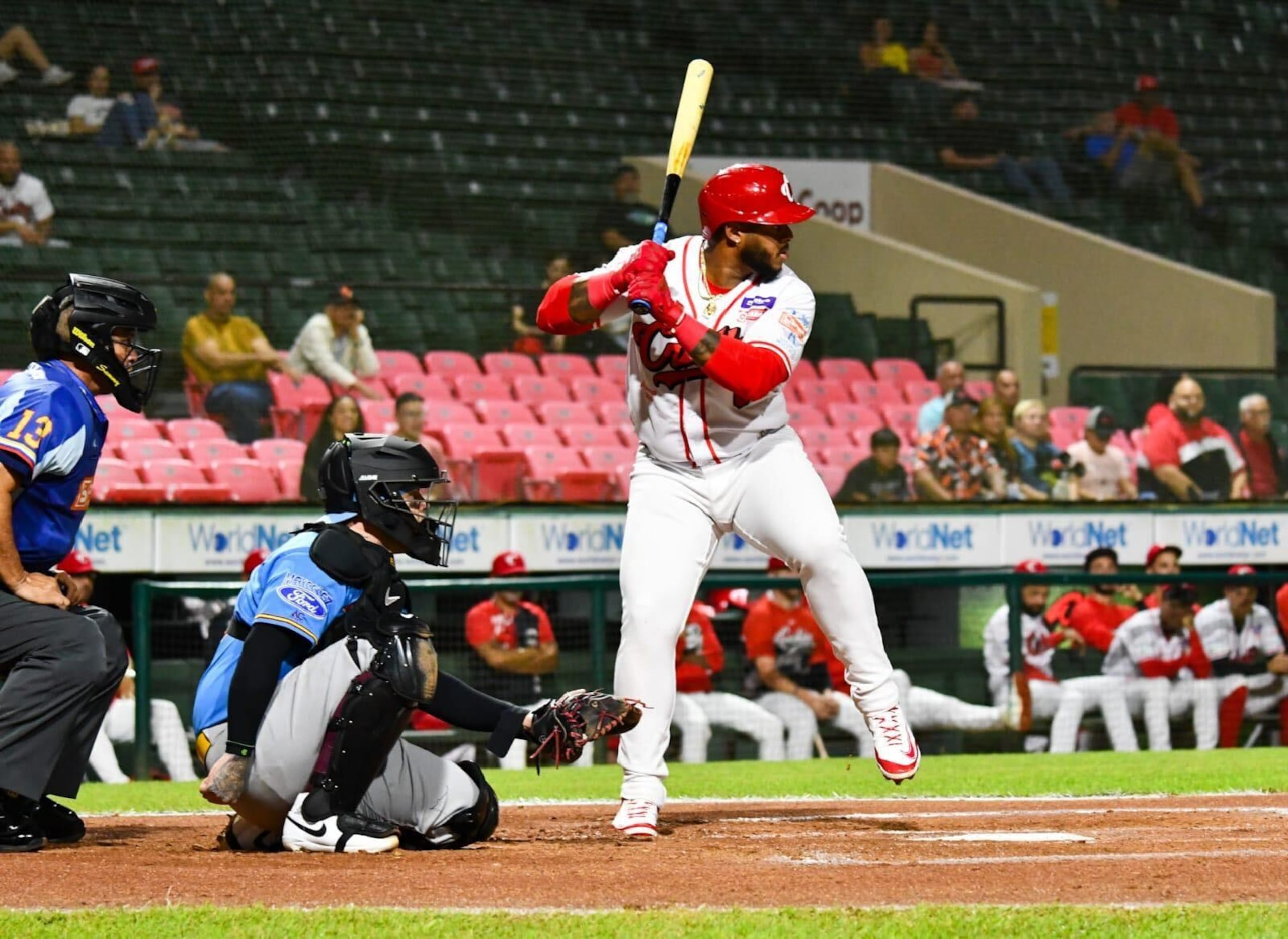 Nelson Velázquez, de los Criollos de Caguas, consume un turno en la caja de bateo ante los Indios de Mayagüez.
