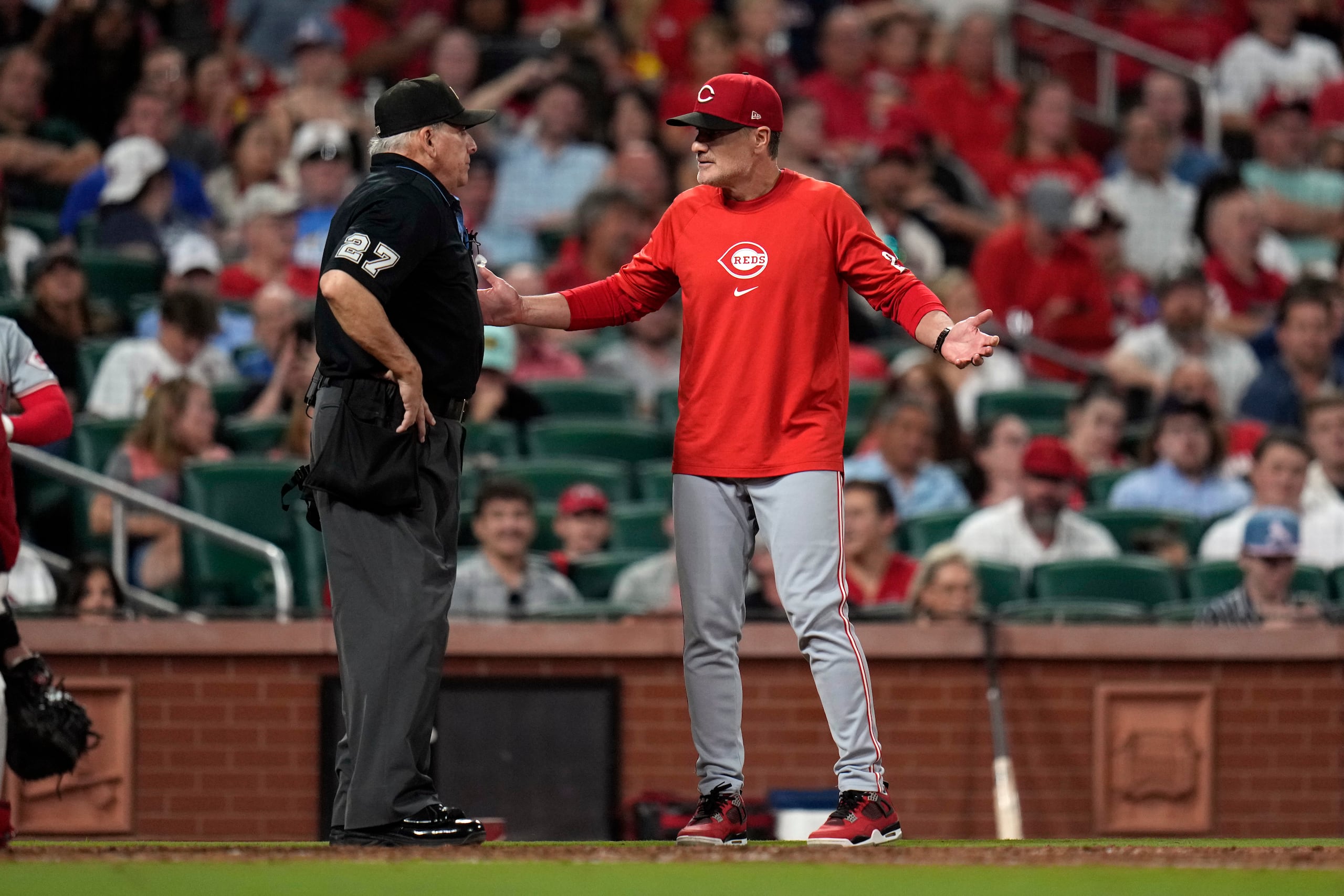 El mánager de los Reds de Cincinnati, David Bell, aquí en una discusión con un árbitro, tuvo balance de 409-456 en seis temporadas frente al equipo.