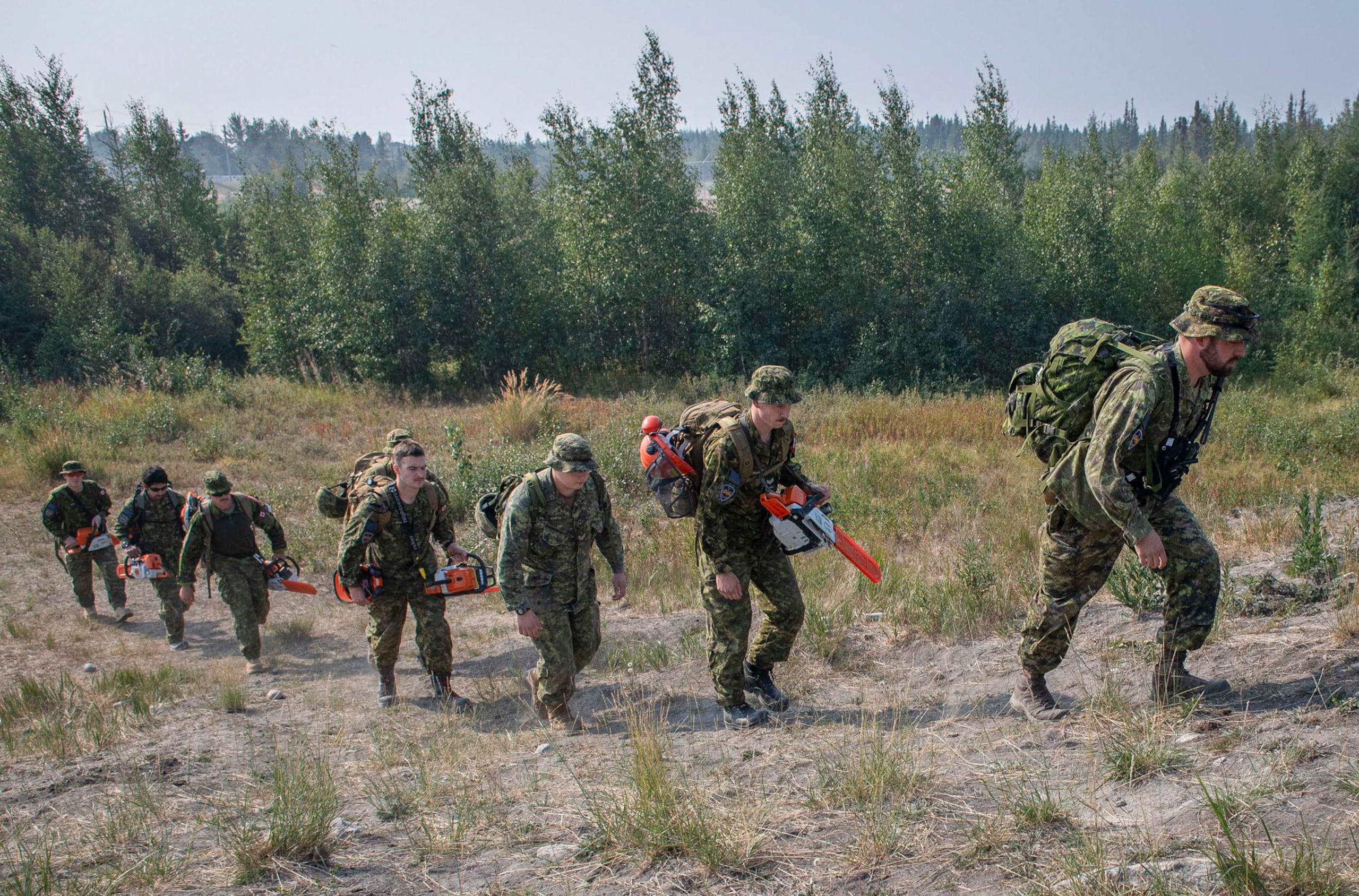 En las últimas horas, equipos de emergencia con la ayuda de las fuerzas armadas del país han creado cortafuegos alrededor de Yellowknife a la vez que han rociado el terreno y edificios con líquido.