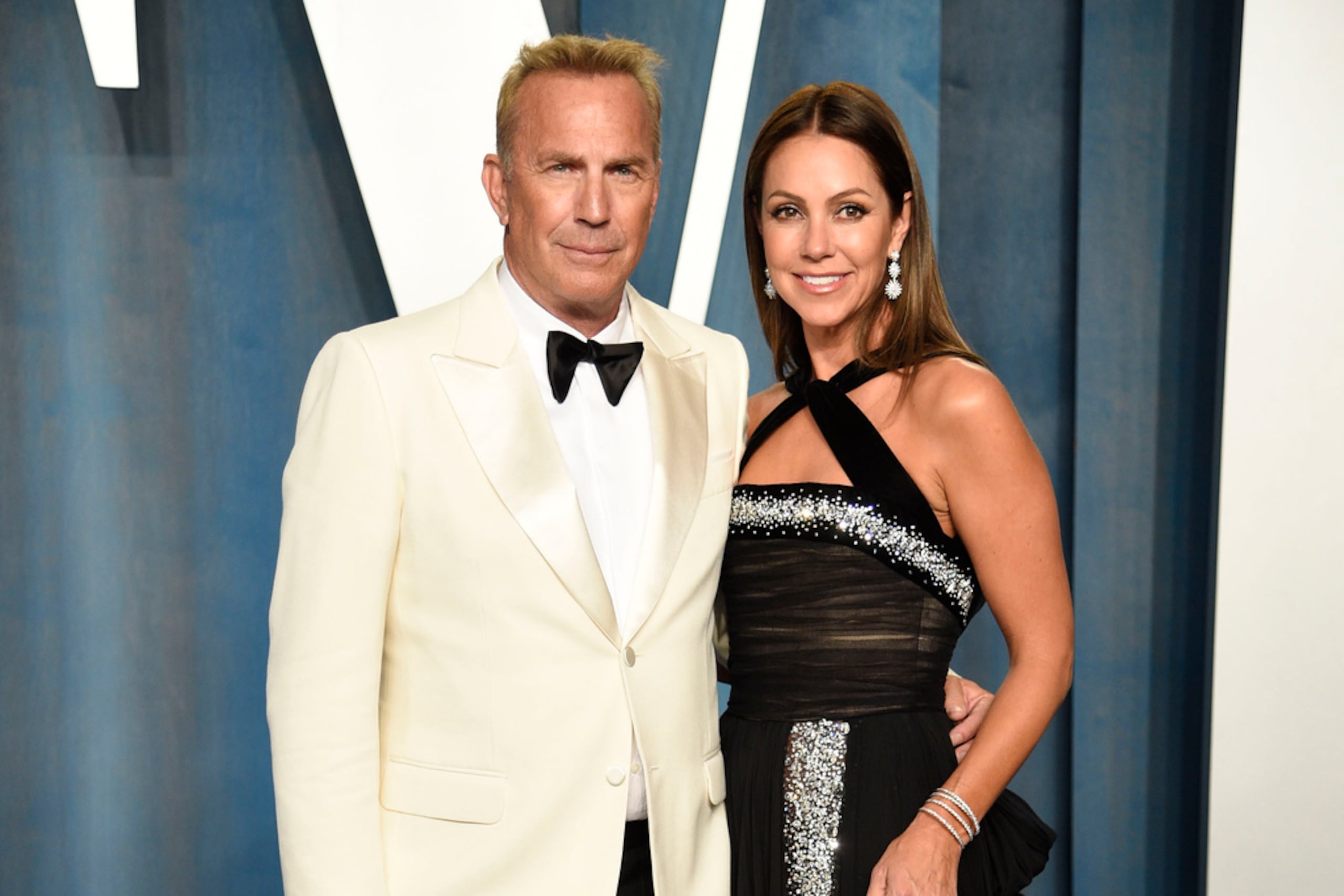 Kevin Costner y Christine Baumgartner comenzaron a salir en 1998 y se casaron en su rancho de Colorado en 2004.