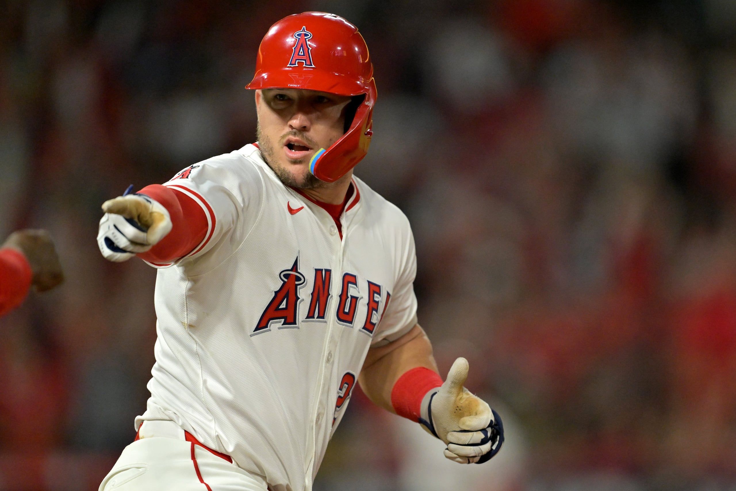 Mike Trout, de los Angels de Los Ángeles, celebra mientras recorre las bases después de batear un cuadrangular solitario durante la octava entrada del juego de béisbol de Grandes Ligas frente a los Astros de Houston, el viernes 26 de septiembre de 2025, en Anaheim, California. (AP Foto/Jayne Kamin-Oncea)