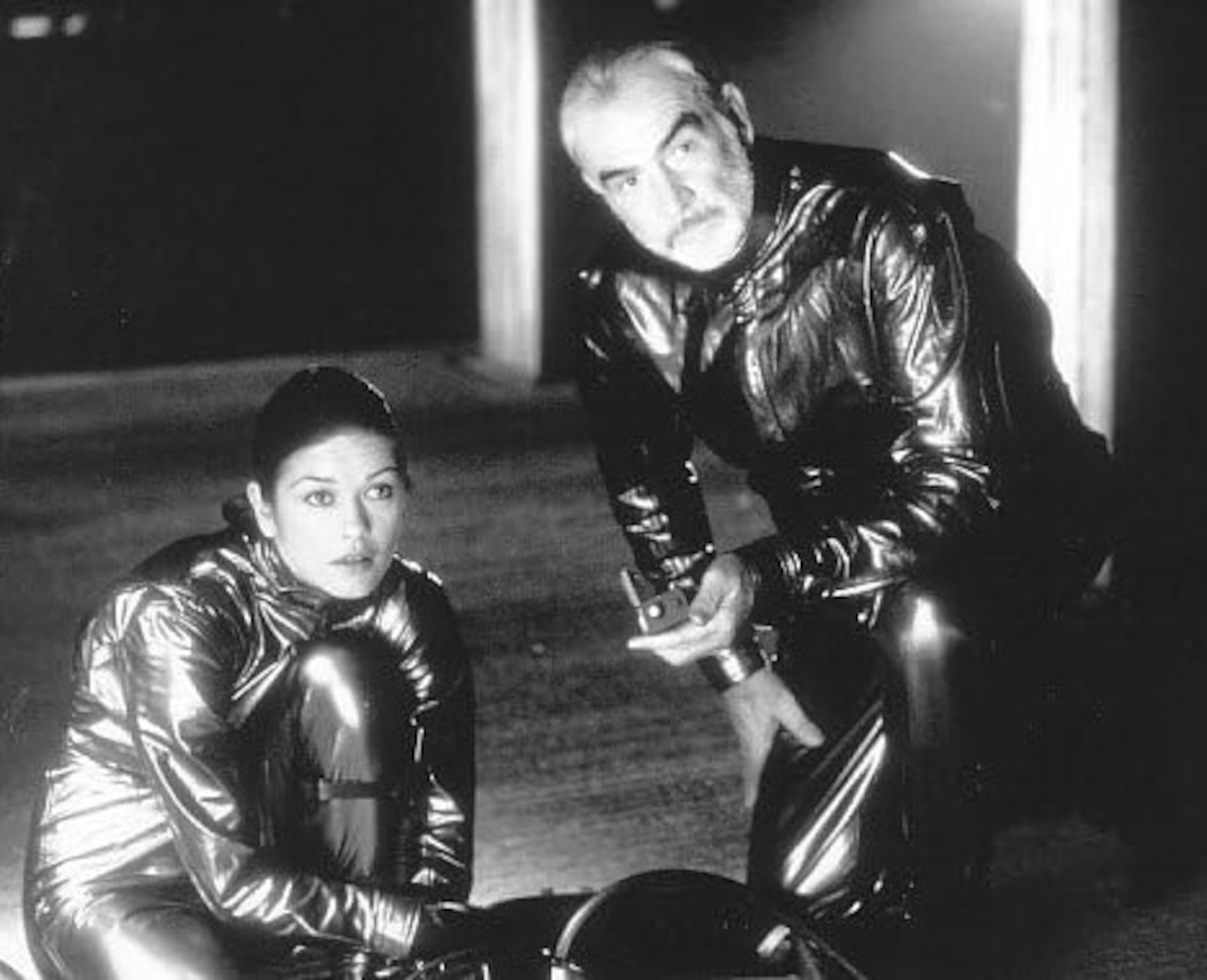 En Entrapment, Catherine Zeta Jones es una agente encubierta se enamora del criminal que debía atrapar (Sean Connery).