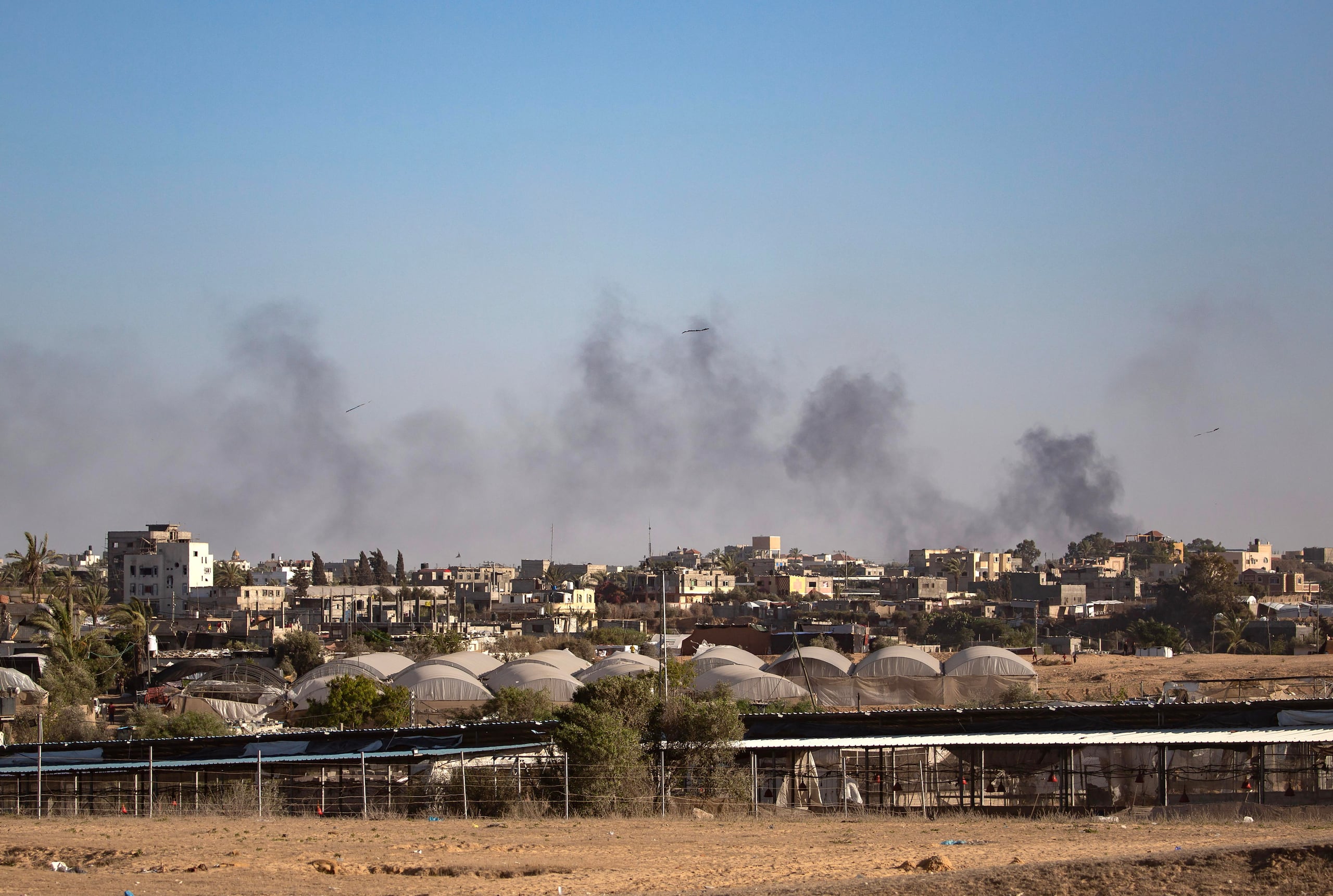 El humo se eleva tras un ataque aéreo israelí en Rafah, sur de la Franja de Gaza, el 24 de mayo de 2024.