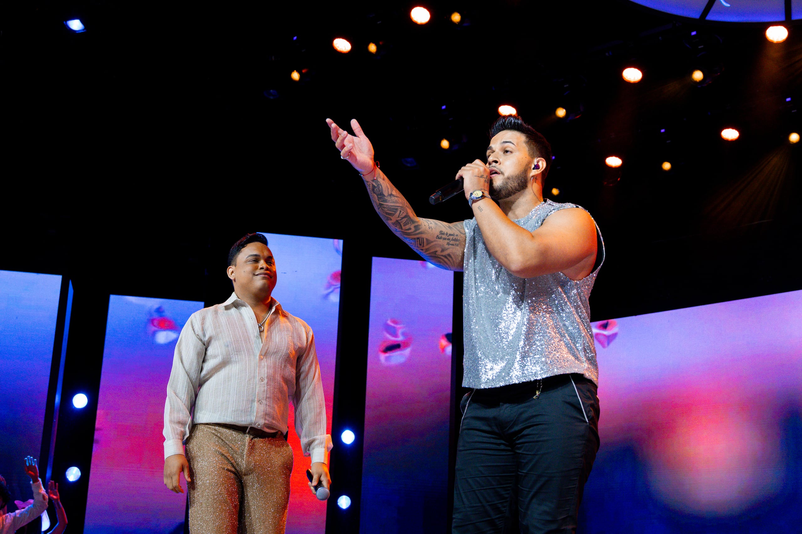 Cristian y Miguel dejaron su alma en el escenario al cantar "Que lloro" de Sin Banderas.