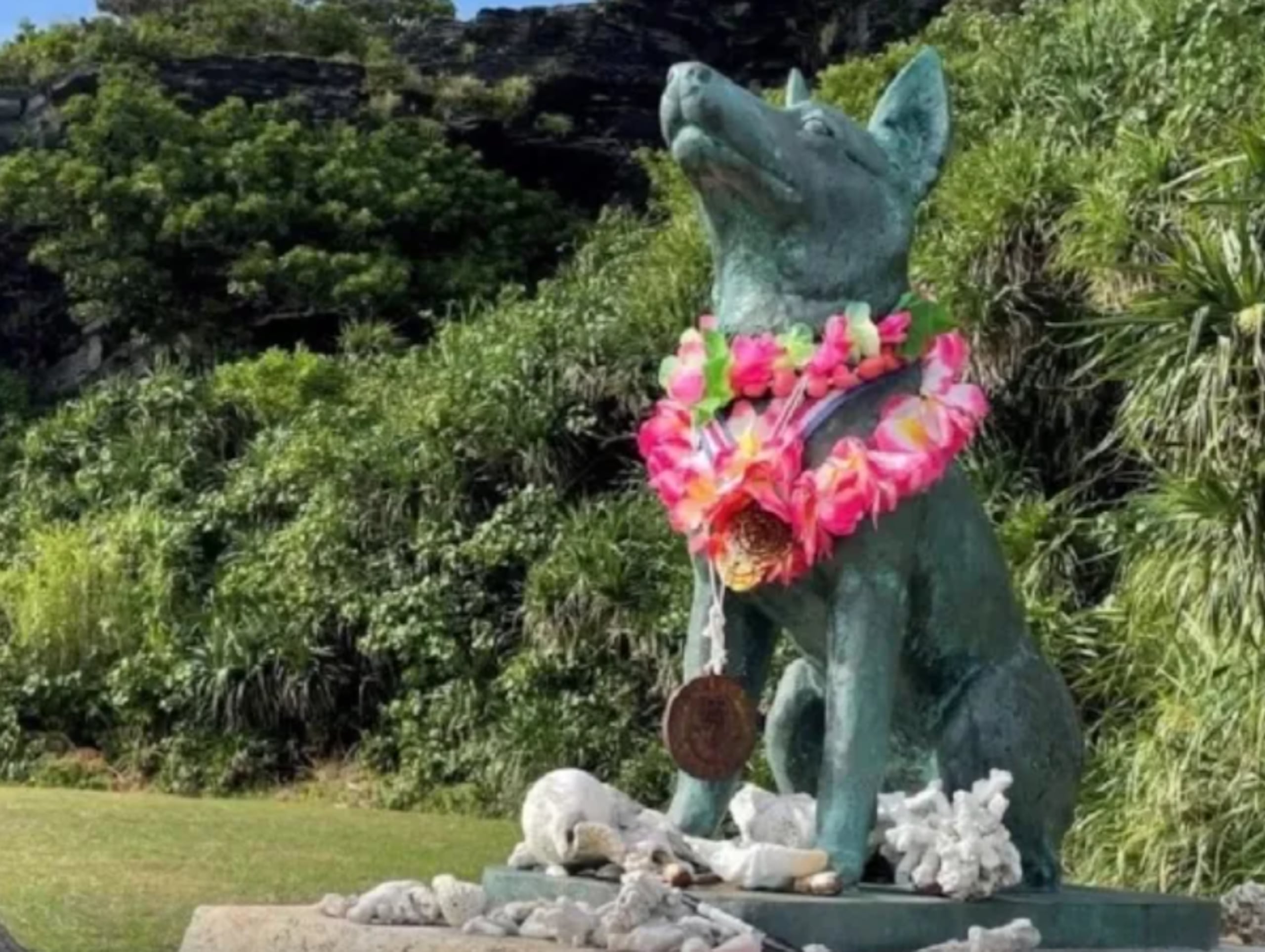 En la isla de Aka está la estatua dedicada a Shiro.