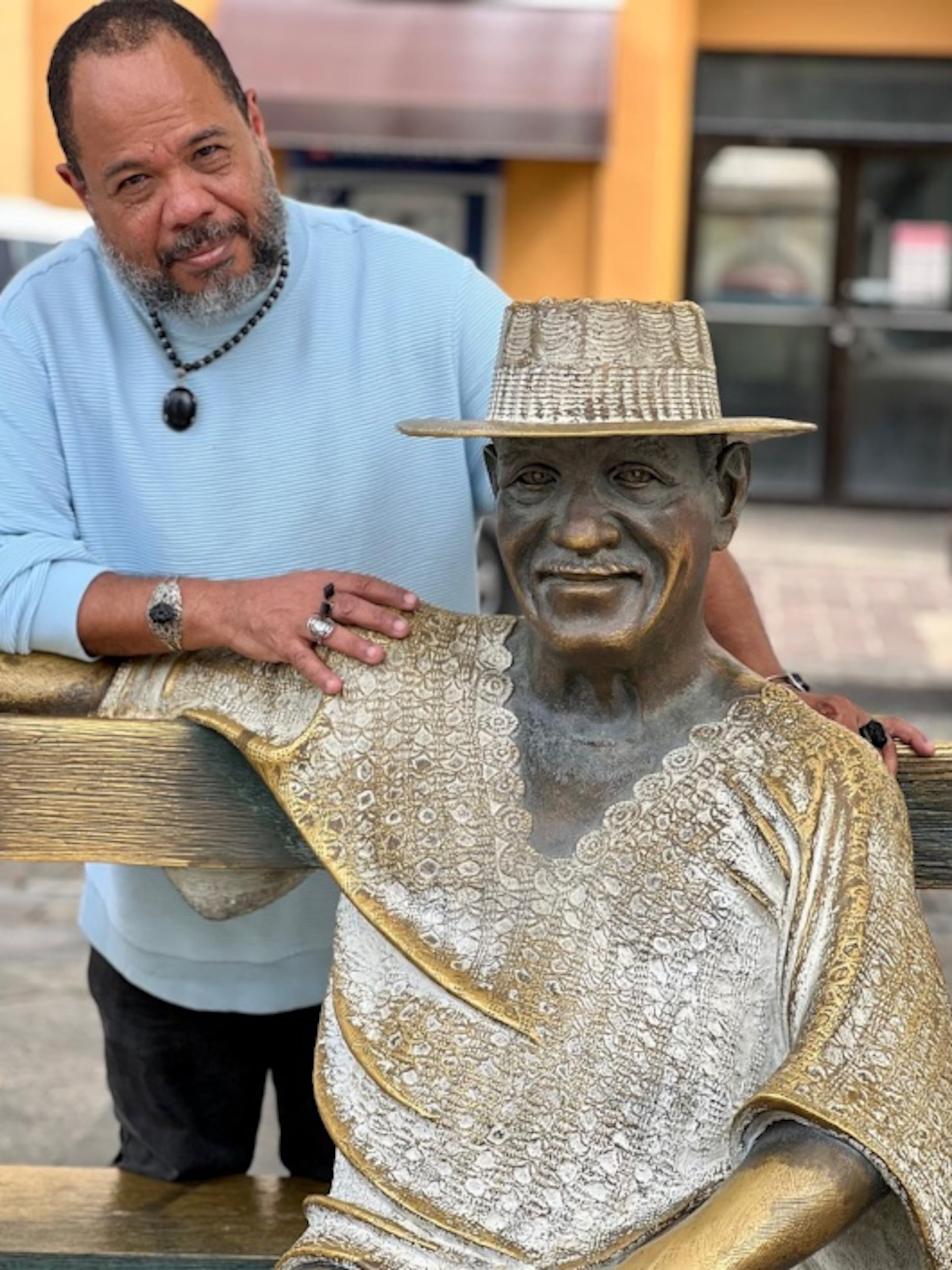 En la pieza, la estatua de Tite ubicada en el Viejo San Juan cobra vida en una caracterización de Josean Ortiz, y cuenta su historia.